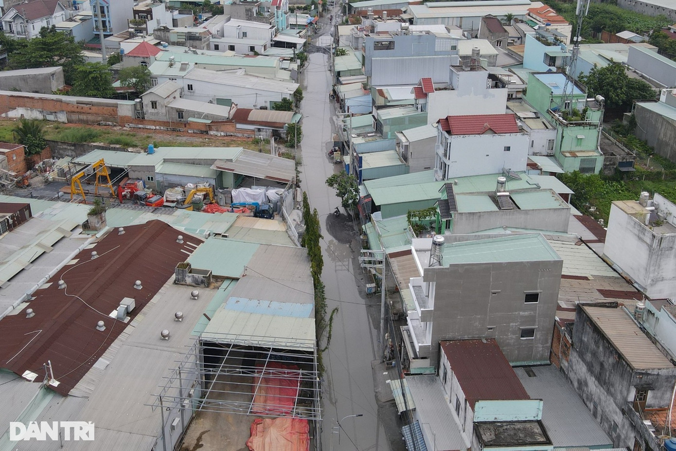 Theo ghi nhận của phóng viên Dân trí, con đường dài khoảng 400m, khu vực đông người dân sinh sống và qua lại. Nước ngập, ứ đọng bắt đầu từ tháng 3 đến nay, người dân sinh sống tại đây đã nhiều lần phản ảnh tình trạng con đường ngập nước, hư hỏng lên chính quyền địa phương nhưng chưa được giải quyết.