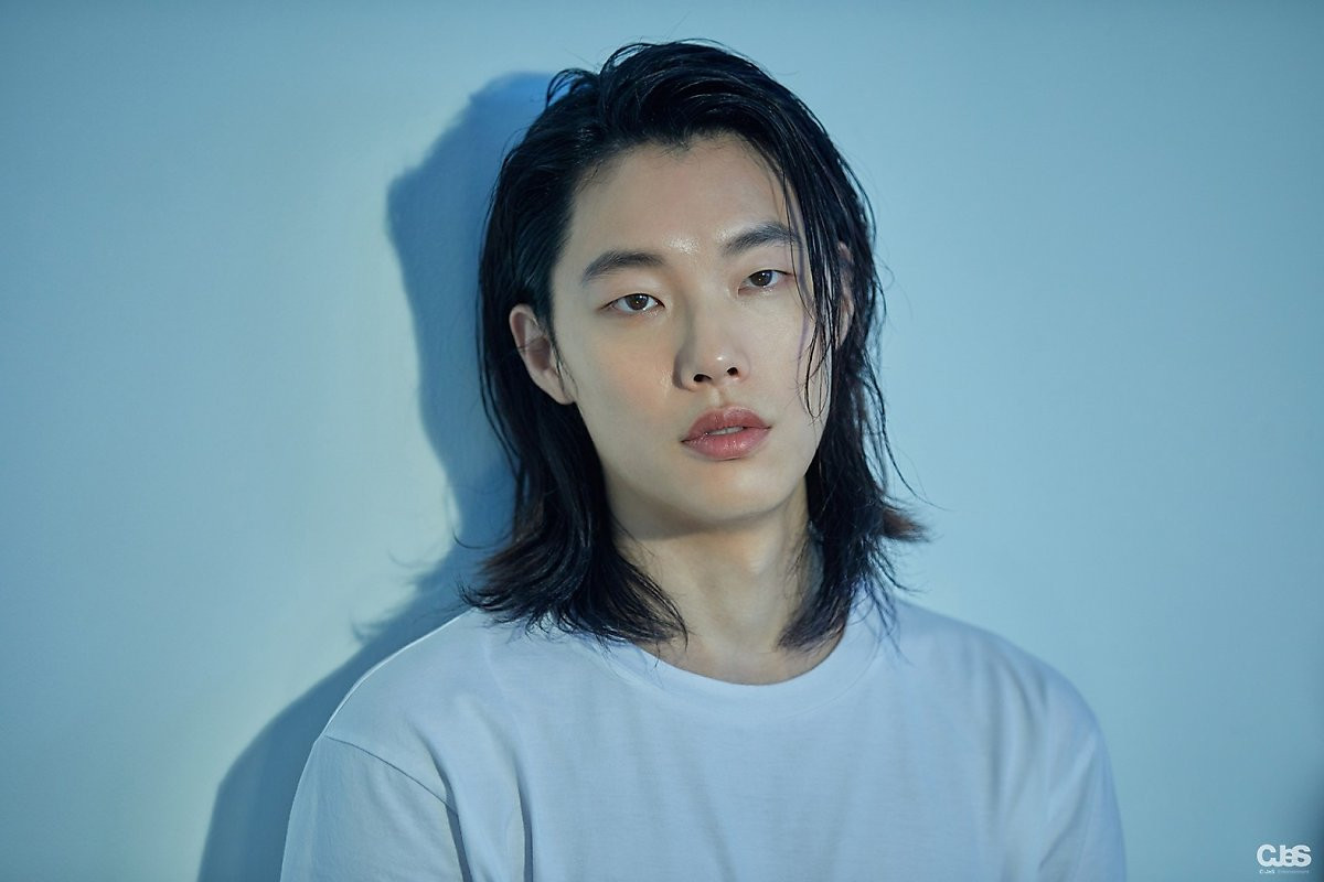 Hôm 16/3, Ryu Jun Yeol và Han So Hee xác nhận đang hẹn hò. Mối tình này xảy đến khi Ryu Jun Yeol chia tay bạn gái 7 năm Hyeri không lâu. Mọi dữ liệu về cặp sao bị khán giả soi xét, Han So Hee bị chỉ trích là “kẻ thứ ba”. Dù lên tiếng phủ nhận chuyện chen ngang tình cảm của người khác, Han So Hee vẫn hứng chịu “gạch đá”. Hôm 16/3, Ryu Jun Yeol và Han So Hee xác nhận đang hẹn hò. Mối tình này xảy đến khi Ryu Jun Yeol chia tay bạn gái 7 năm Hyeri không lâu. Mọi dữ liệu về cặp sao bị khán giả soi xét, Han So Hee bị chỉ trích là “kẻ thứ ba”. Dù lên tiếng phủ nhận chuyện chen ngang tình cảm của người khác, Han So Hee vẫn hứng chịu “gạch đá”.