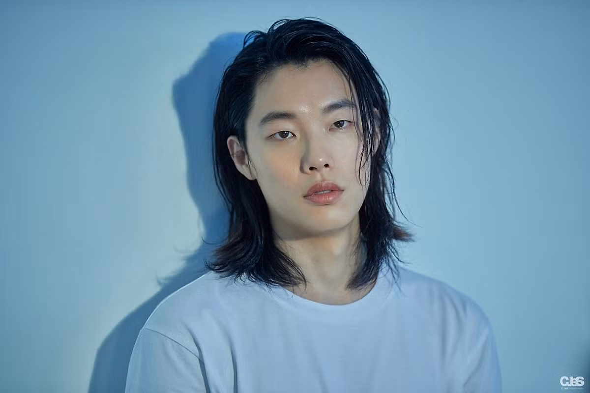 Hôm 16/3, Ryu Jun Yeol và Han So Hee xác nhận đang hẹn hò. Mối tình này xảy đến khi Ryu Jun Yeol chia tay bạn gái 7 năm Hyeri không lâu. Mọi dữ liệu về cặp sao bị khán giả soi xét, Han So Hee bị chỉ trích là “kẻ thứ ba”. Dù lên tiếng phủ nhận chuyện chen ngang tình cảm của người khác, Han So Hee vẫn hứng chịu “gạch đá”.