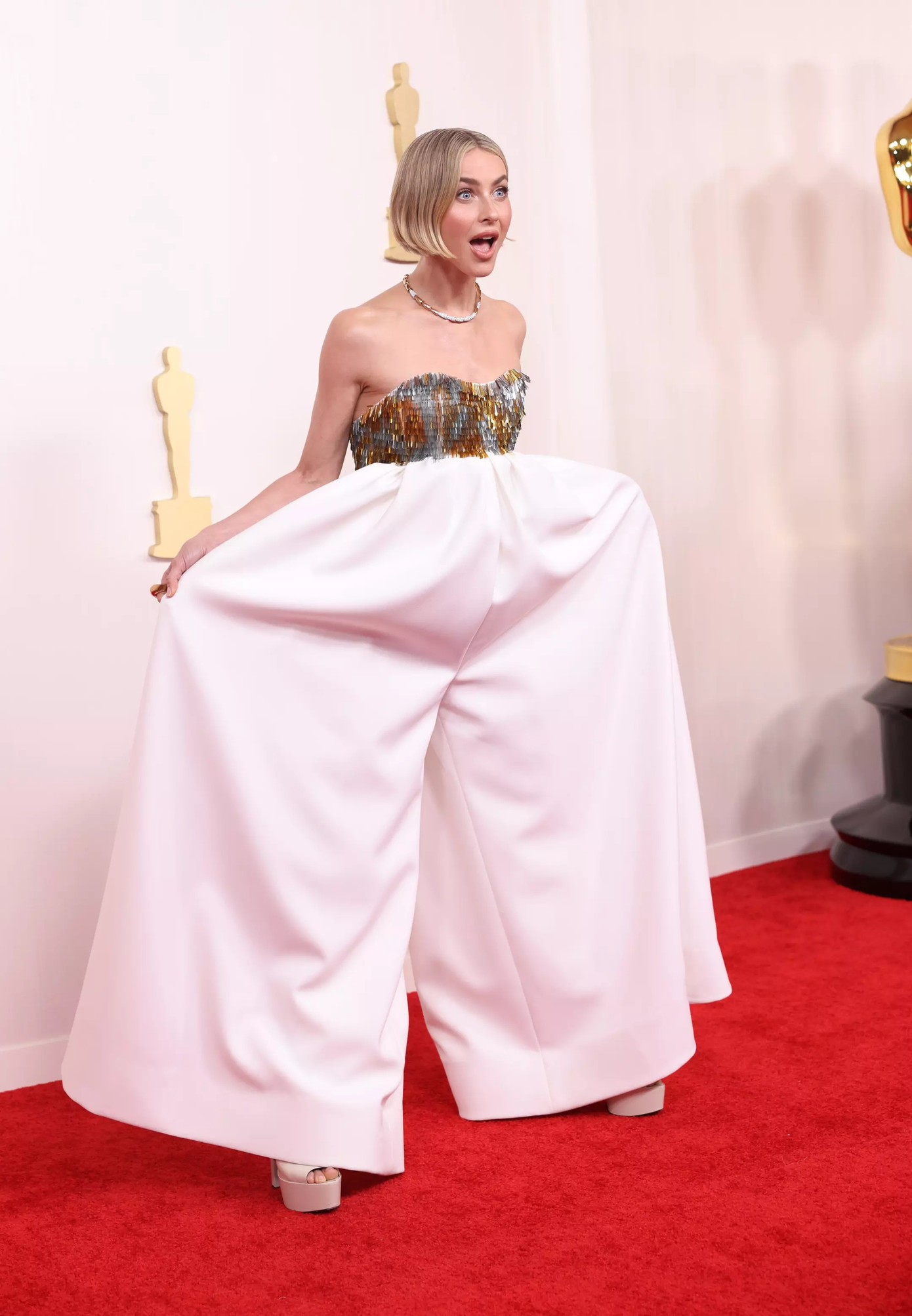 Julianne Hough, người đồng dẫn chương trình thảm đỏ với Vanessa Hudgens thả dáng trong bộ jumpsuit ống rộng của nhà mốt Alexandre Vauthier. Ảnh: Getty, Latimes.