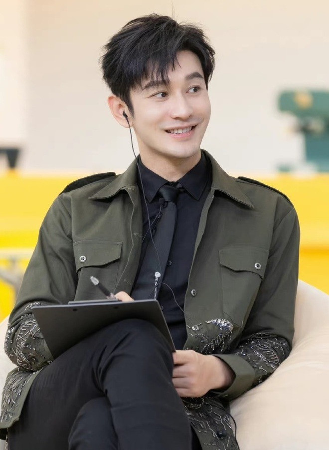 Huỳnh Hiểu Minh đảm nhận vai trò MC Tỷ tỷ đạp gió rẽ sóng bản Trung Quốc. Huỳnh Hiểu Minh đảm nhận vai trò MC Tỷ tỷ đạp gió rẽ sóng bản Trung Quốc.