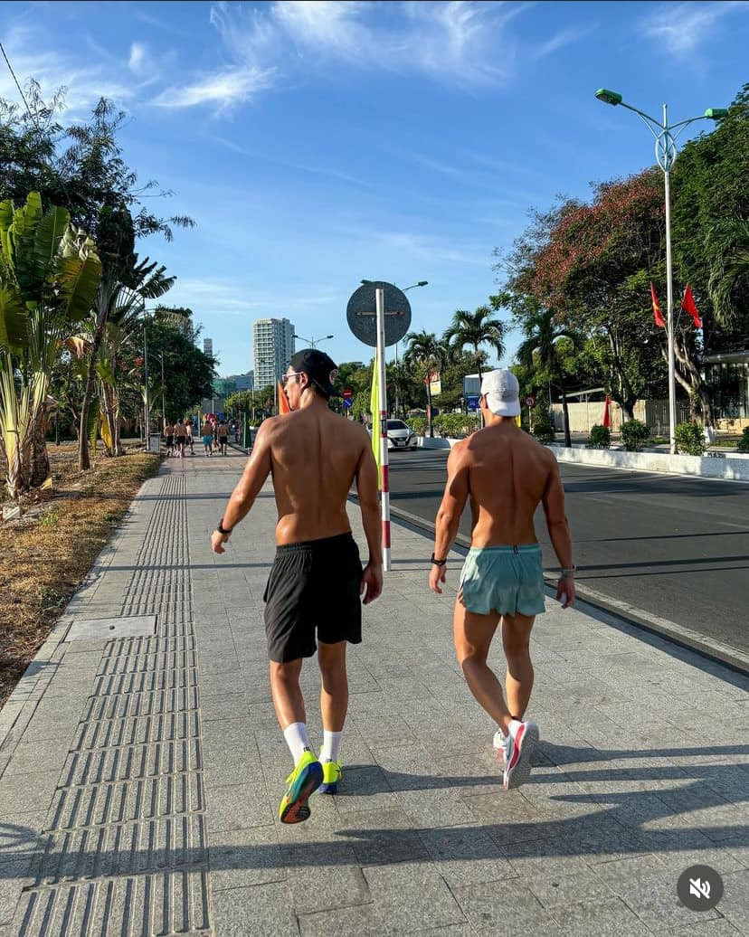 Tài tử cùng bạn bè tận hưởng thời gian ở Việt Nam và rèn luyện thể lực. 5h sáng, họ chạy bộ dọc bờ biển. Hầu hết họ bán khỏa thân, chỉ mặc độc chiếc quần đùi, khoe cơ bắp vạm vỡ. Tài tử cùng bạn bè tận hưởng thời gian ở Việt Nam và rèn luyện thể lực. 5h sáng, họ chạy bộ dọc bờ biển. Hầu hết họ bán khỏa thân, chỉ mặc độc chiếc quần đùi, khoe cơ bắp vạm vỡ.