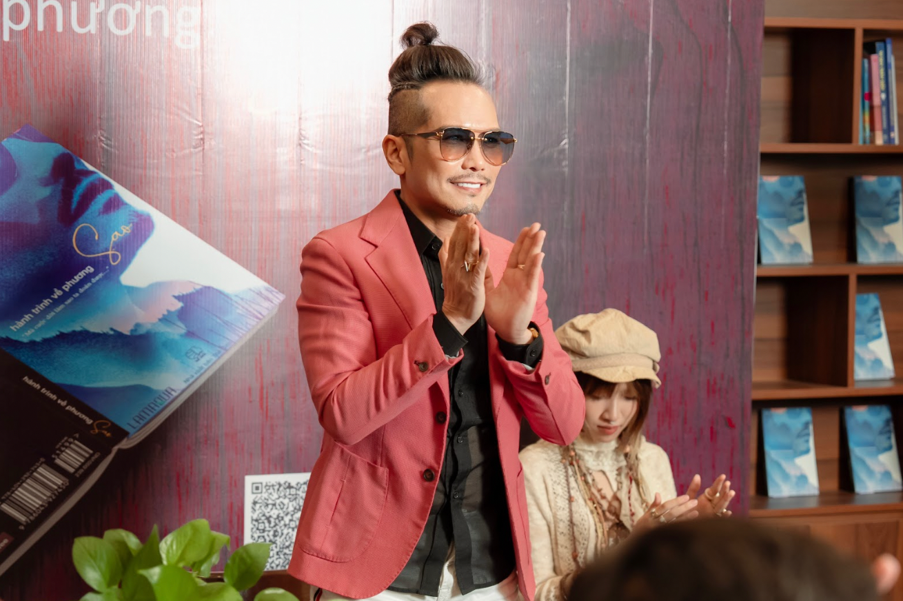 Jimmii Nguyễn mang du ca đến bãi biển Cửa Lò. Jimmii Nguyễn mang du ca đến bãi biển Cửa Lò.