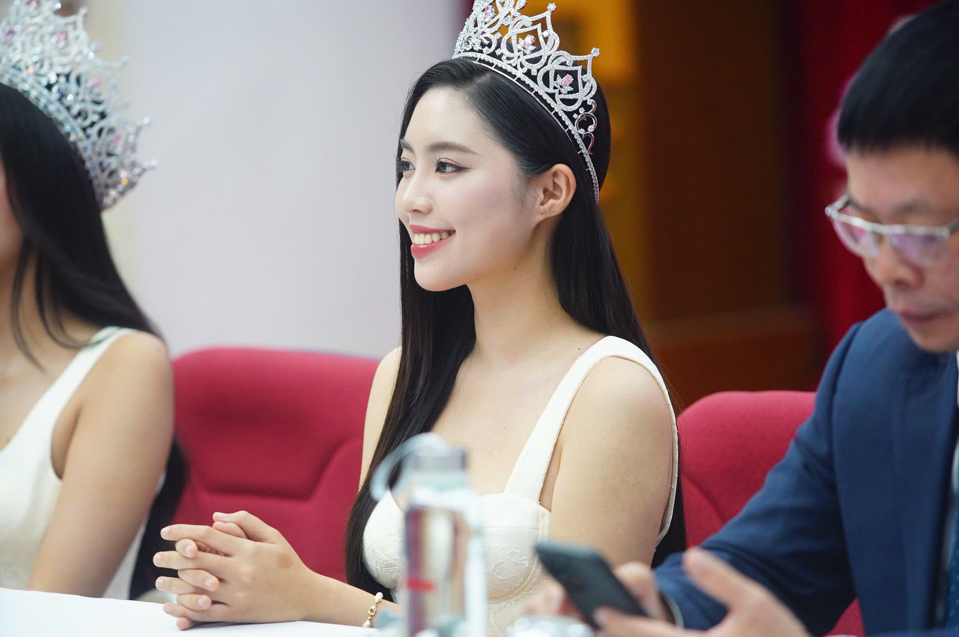 Á hậu 1 Trần Ngọc Châu Anh chia sẻ Hoa hậu Việt Nam là bước đệm quý giá để cô hoàn thiện bản thân. Á hậu 1 Trần Ngọc Châu Anh chia sẻ Hoa hậu Việt Nam là bước đệm quý giá để cô hoàn thiện bản thân.