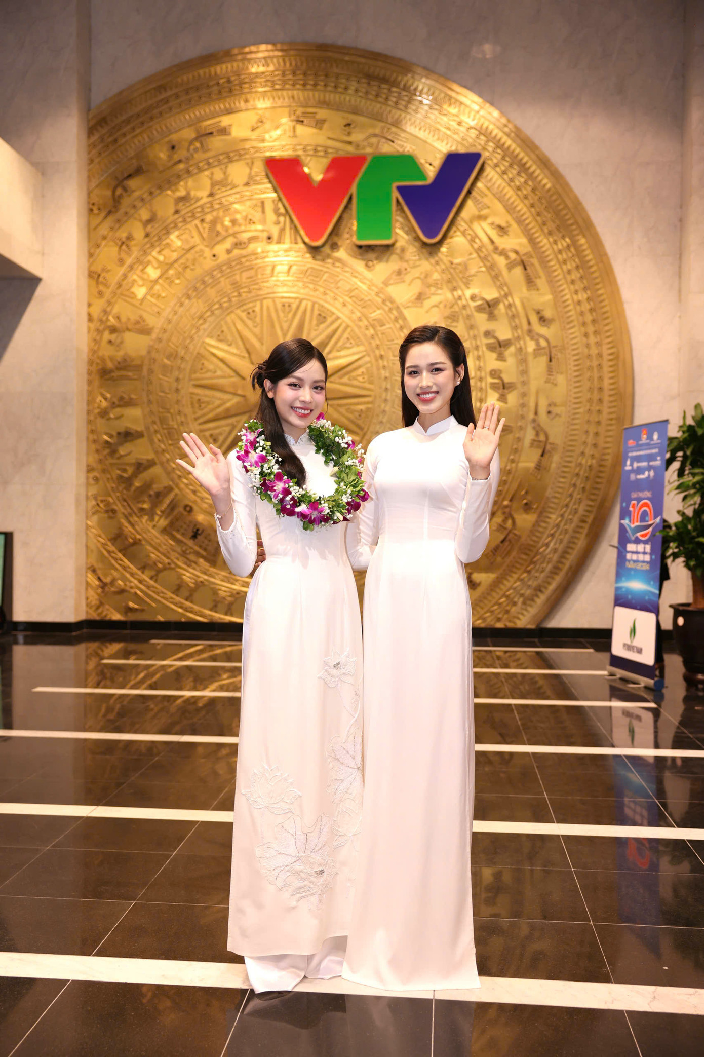 Hai Hoa hậu Việt Nam Huỳnh Thị Thanh Thủy (trái) và Đỗ Thị Hà chung khung hình.