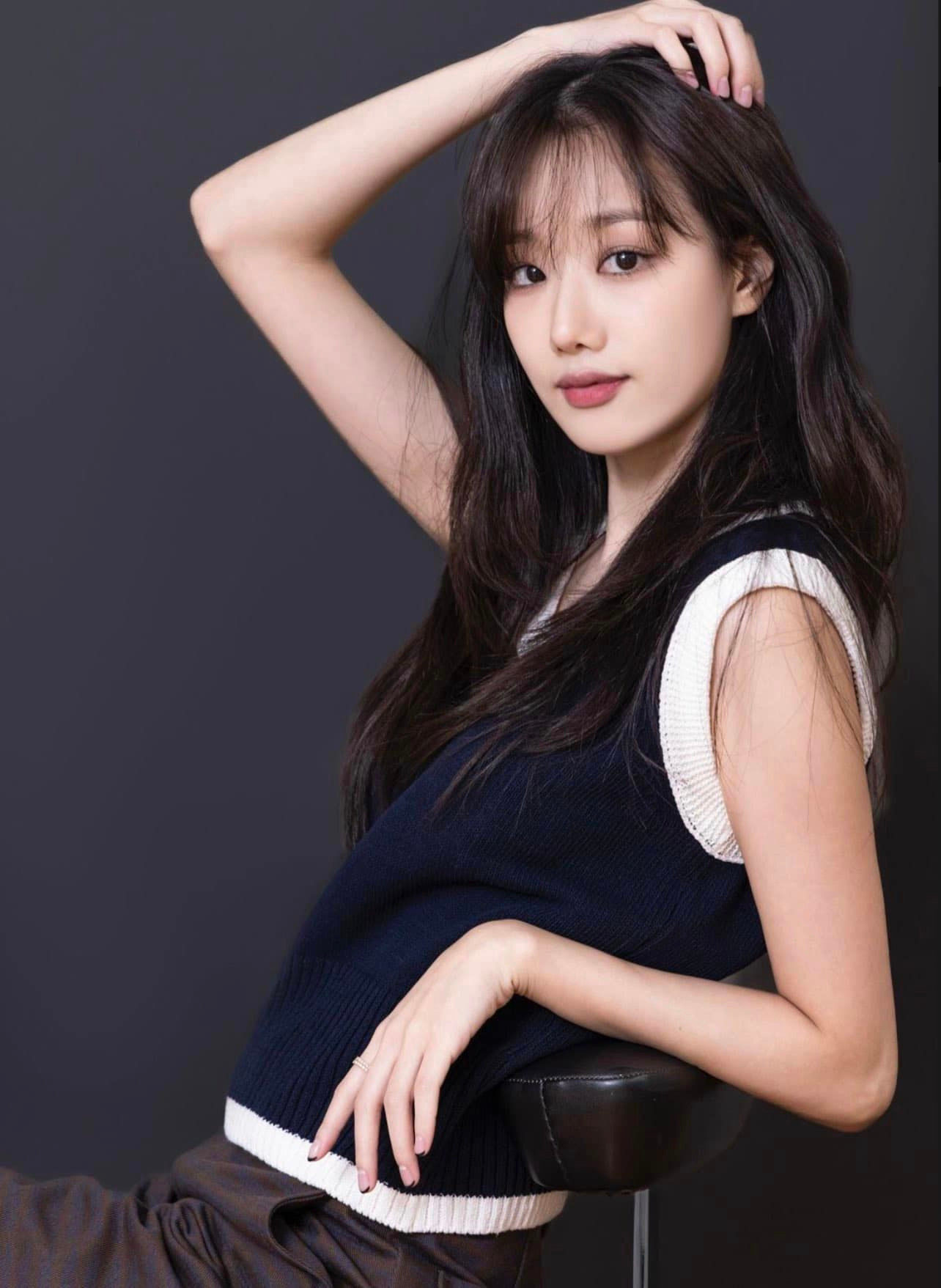 Trong thời gian ngắn, Naeun lọt vào “mắt xanh” của các nhãn hàng, nhận hợp đồng cho hơn 10 thương hiệu lớn nhỏ, từ mỹ phẩm tới thời trang, đóng Extraordinary you, Hip hop king…