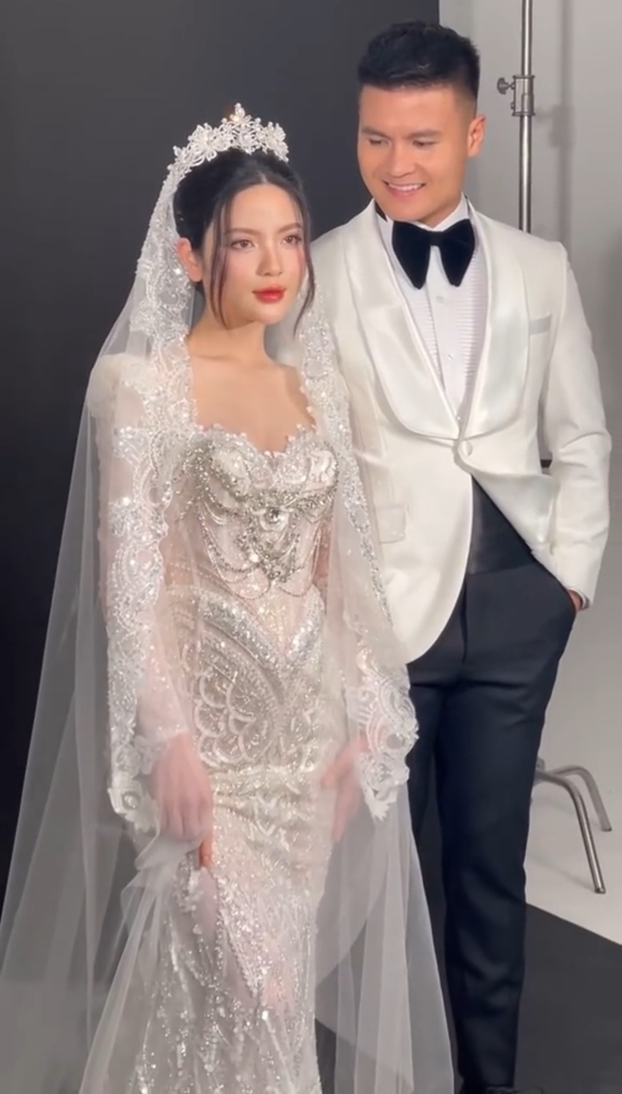 Hậu trường chụp ảnh cưới của vợ chồng Quang Hải. Hậu trường chụp ảnh cưới của vợ chồng Quang Hải.