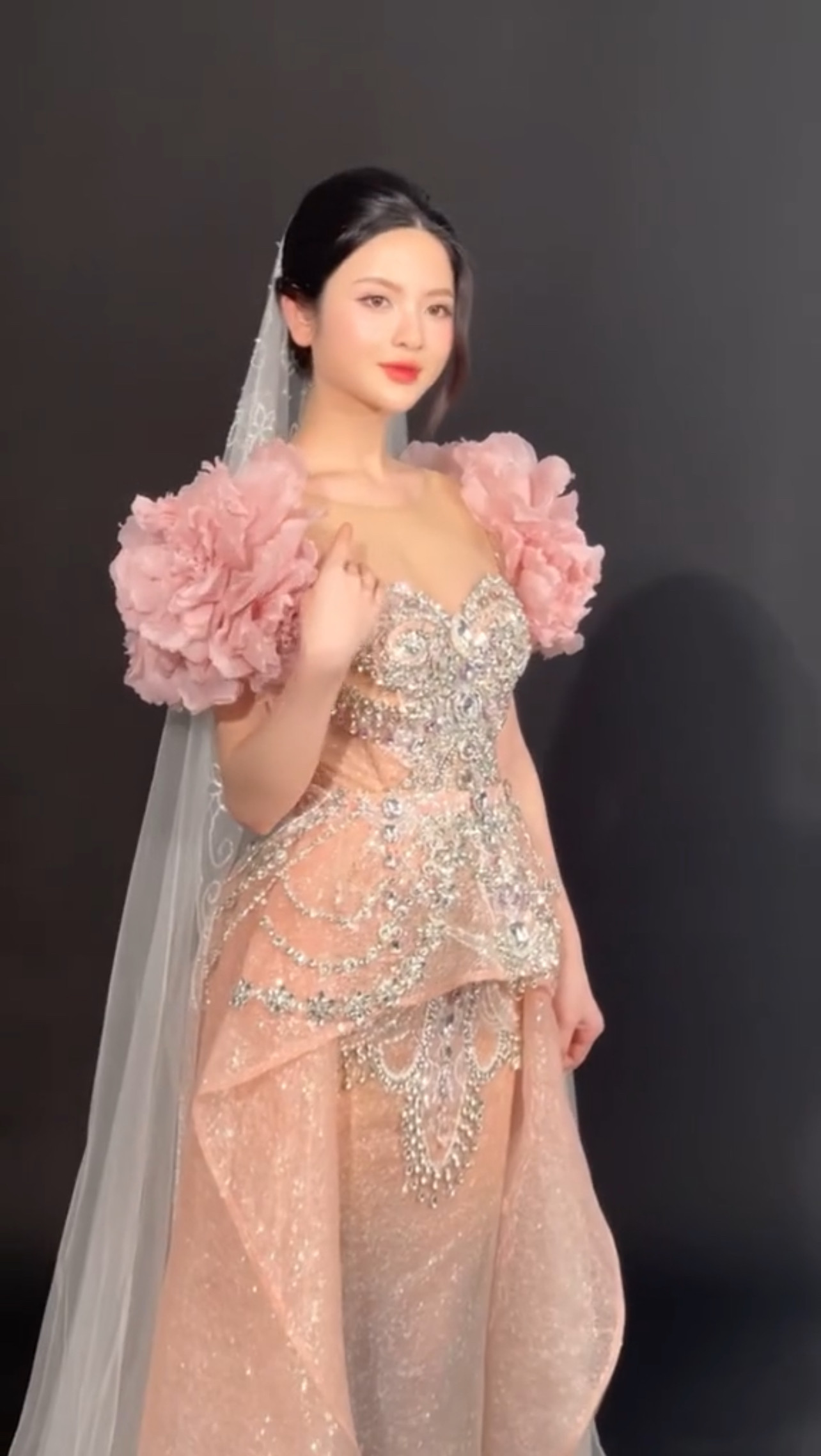 Cô dâu chọn ba mẫu váy cưới với các phong cách khác nhau, từ bộ váy được hoa hồng hai bên vai với đá quý thủ công, váy chất liệu ren cao cấp, điểm nhấn là pha lê ở thân áo và đầm đuôi cá, ôm sát cơ thể. Cô dâu chọn ba mẫu váy cưới với các phong cách khác nhau, từ bộ váy được hoa hồng hai bên vai với đá quý thủ công, váy chất liệu ren cao cấp, điểm nhấn là pha lê ở thân áo và đầm đuôi cá, ôm sát cơ thể.