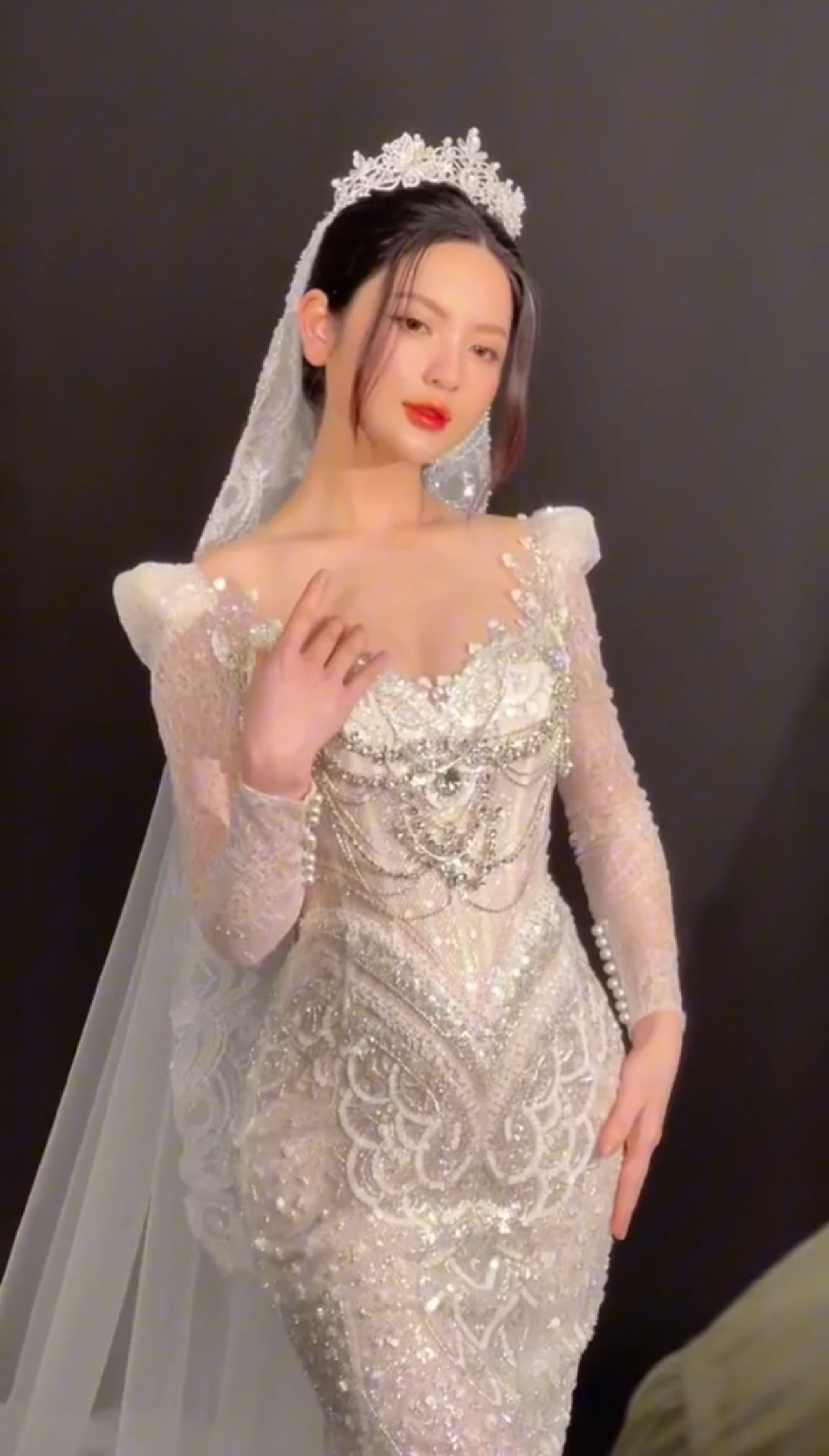 Cô dâu chọn ba mẫu váy cưới với các phong cách khác nhau, từ bộ váy được hoa hồng hai bên vai với đá quý thủ công, váy chất liệu ren cao cấp, điểm nhấn là pha lê ở thân áo và đầm đuôi cá, ôm sát cơ thể. Cô dâu chọn ba mẫu váy cưới với các phong cách khác nhau, từ bộ váy được hoa hồng hai bên vai với đá quý thủ công, váy chất liệu ren cao cấp, điểm nhấn là pha lê ở thân áo và đầm đuôi cá, ôm sát cơ thể.