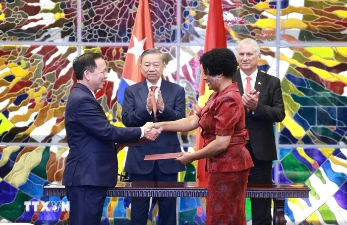 Tổng Bí thư, Chủ tịch nước Tô Lâm và Bí thư thứ nhất Đảng Cộng sản Cuba, Chủ tịch Cuba Miguel Diaz-Canel Bermudez chứng kiến Lễ ký kết văn kiện hợp tác giữa Ngân hàng Nhà nước Việt Nam với Ngân hàng Trung ương Cuba. (Ảnh: Lâm Khánh/TTXVN) Tổng Bí thư, Chủ tịch nước Tô Lâm và Bí thư thứ nhất Đảng Cộng sản Cuba, Chủ tịch Cuba Miguel Diaz-Canel Bermudez chứng kiến Lễ ký kết văn kiện hợp tác giữa Ngân hàng Nhà nước Việt Nam với Ngân hàng Trung ương Cuba. (Ảnh: Lâm Khánh/TTXVN)