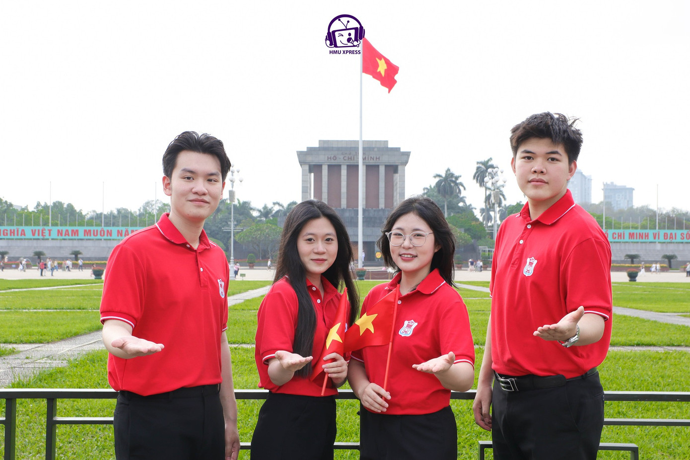 Sinh viên Đại học Y Hà Nội mặc đồng phục áo polo và bomber. Sinh viên Đại học Y Hà Nội mặc đồng phục áo polo và bomber.