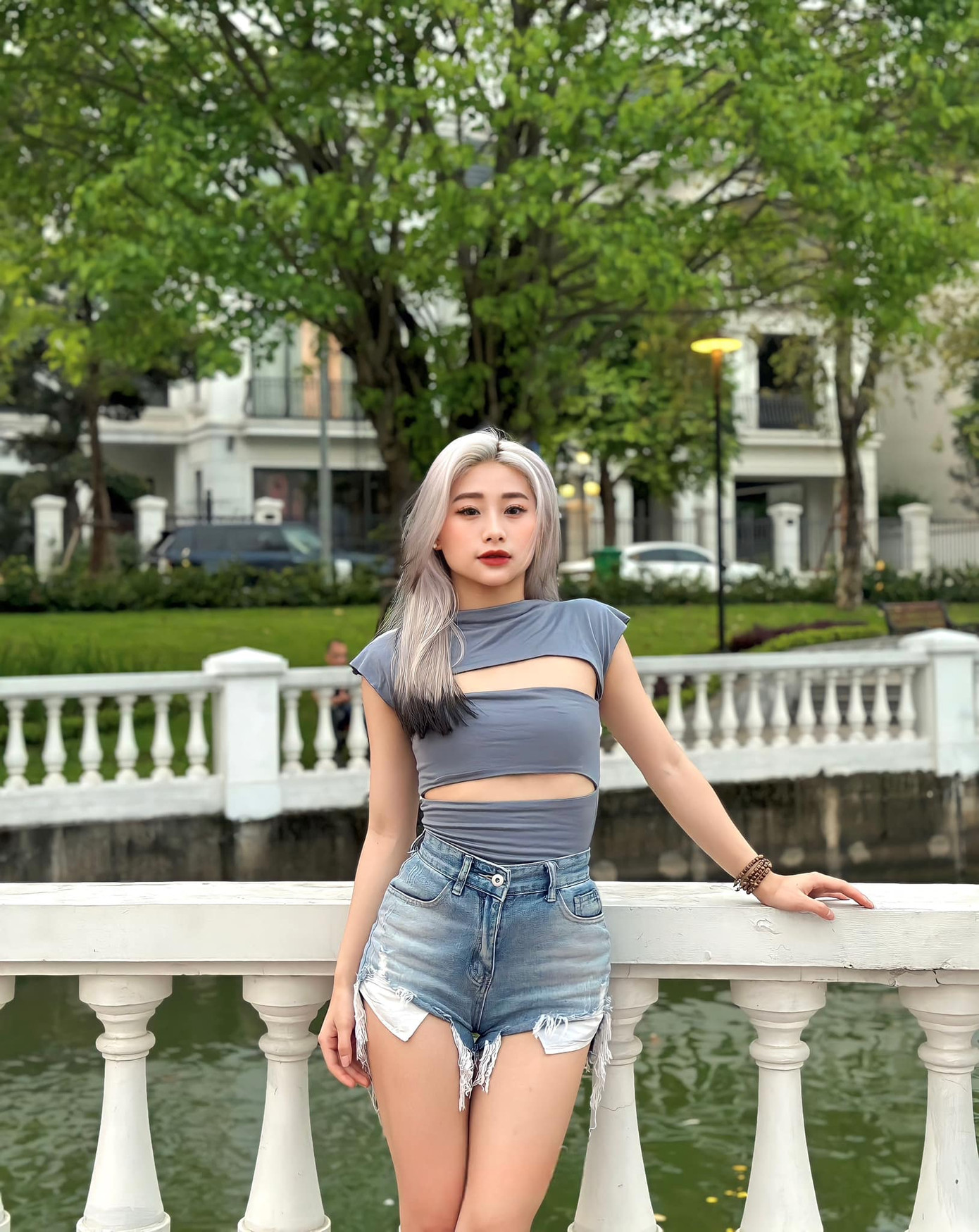Cô thường chọn trang phục cá tính, cut-out táo bạo kết hợp cùng quần jeans short, áo hai dây, crop top hay đầm ngắn bó sát… phô diễn đường cong cơ thể. Cô thường chọn trang phục cá tính, cut-out táo bạo kết hợp cùng quần jeans short, áo hai dây, crop top hay đầm ngắn bó sát… phô diễn đường cong cơ thể.