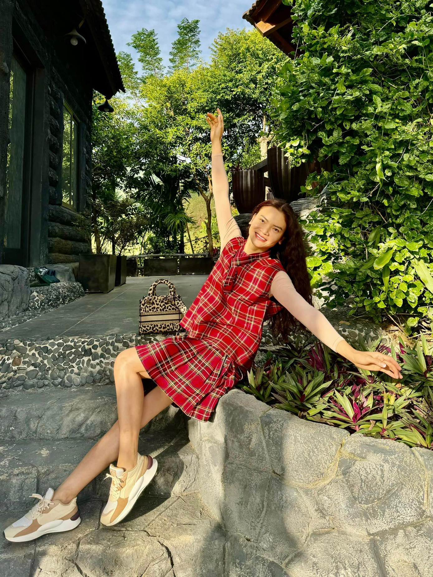 Cô có nhiều nhạc phẩm viết về cha mẹ và dành tình cảm sâu sắc cho gia đình. Ở tuổi 41, cô cảm thấy có tội với cha mẹ khi chưa yên bề gia thất. “Cha mẹ nào cũng luôn muốn cho con vuông tròn mọi bề. Cha mẹ tôi cũng vậy. Hiện giờ, tôi không dám nói đến chuyện đó, cảm thấy nên né tránh đi thì hơn&quot; – cô nói.