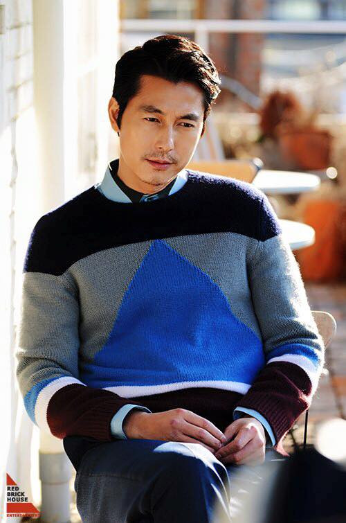 Năm 2011, nam diễn viên từng có cuộc tình ồn ào với Lee Ji Ah. Cô cũng là người gần nhất Jung Woo Sung công khai chuyện tình cảm. Thế nhưng sau khi thừa nhận mối quan hệ, Lee Ji Ah bị lộ chuyện chưa ly hôn. Người chồng trong bóng tối của Ji Ah là ca sĩ Seo Tai Ji. Tình cảm cả hai đã nguội lạnh nhưng chưa chính thức ly dị. Điều này khiến dư luận xứ Hàn “dậy sóng”, chỉ trích Lee Ji Ah ngoại tình còn Woo Sung yêu người đã có chồng.