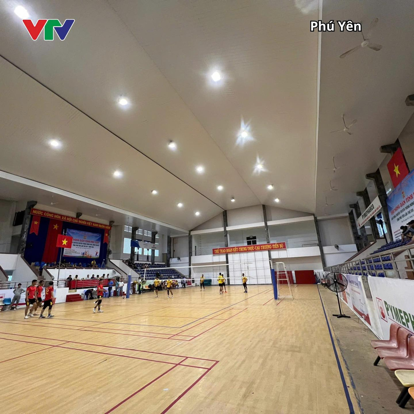 Phú Yên mưa lớn, buộc BTC phải thay đổi địa điểm trong nhà thi đấu. Phú Yên mưa lớn, buộc BTC phải thay đổi địa điểm trong nhà thi đấu.