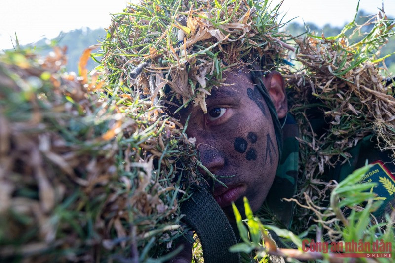 Than bùn, đất thì ngụy trang sẽ chỉ mất từ 20 - 30 phút còn hóa trang với cỏ thường mất tầm nửa ngày, các chiến sĩ phải tự đi tìm loại cỏ phù hợp và bện bằng tay lên áo. Than bùn, đất thì ngụy trang sẽ chỉ mất từ 20 - 30 phút còn hóa trang với cỏ thường mất tầm nửa ngày, các chiến sĩ phải tự đi tìm loại cỏ phù hợp và bện bằng tay lên áo.