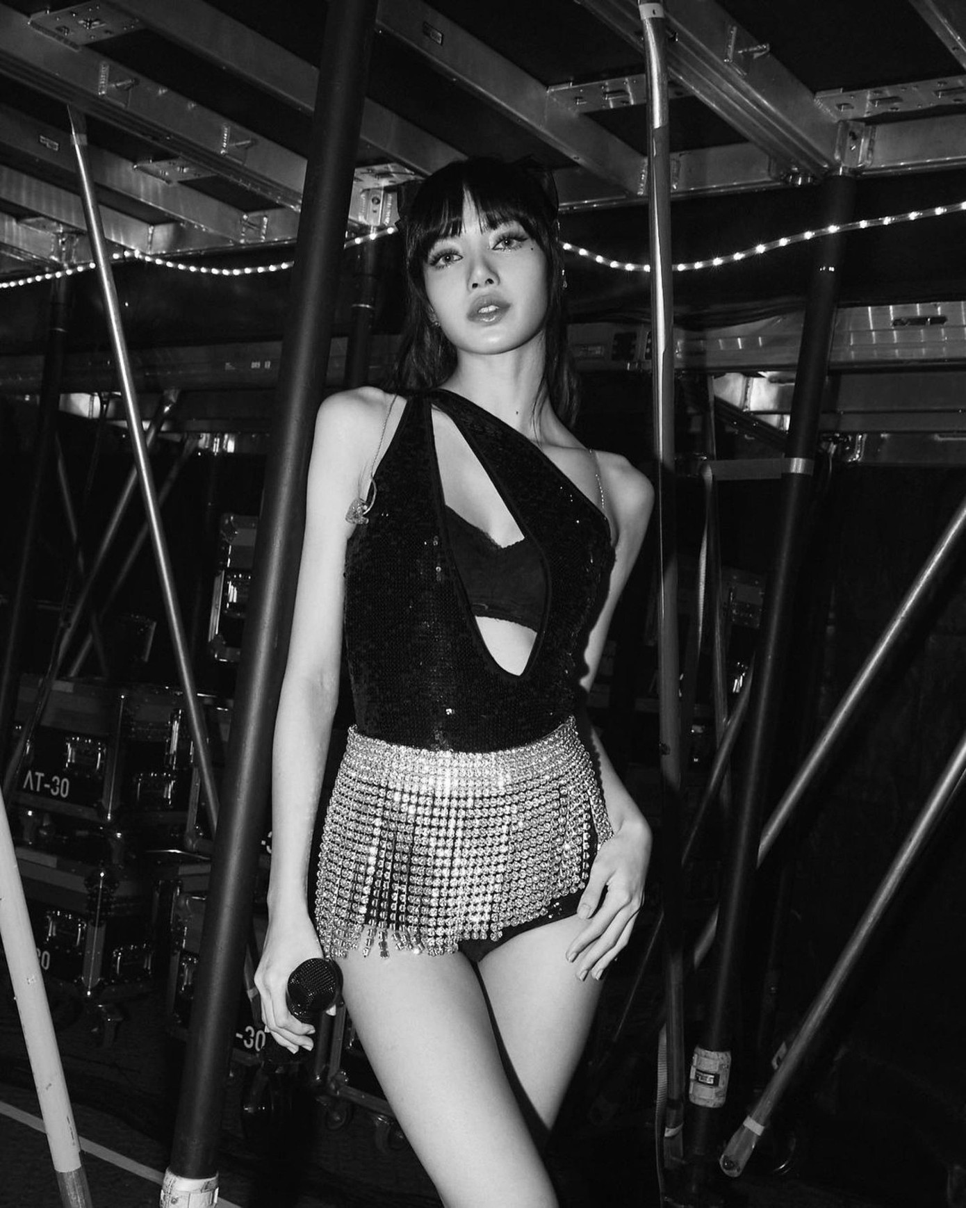 Đến Paris, Lisa mặc đồ của Celine.