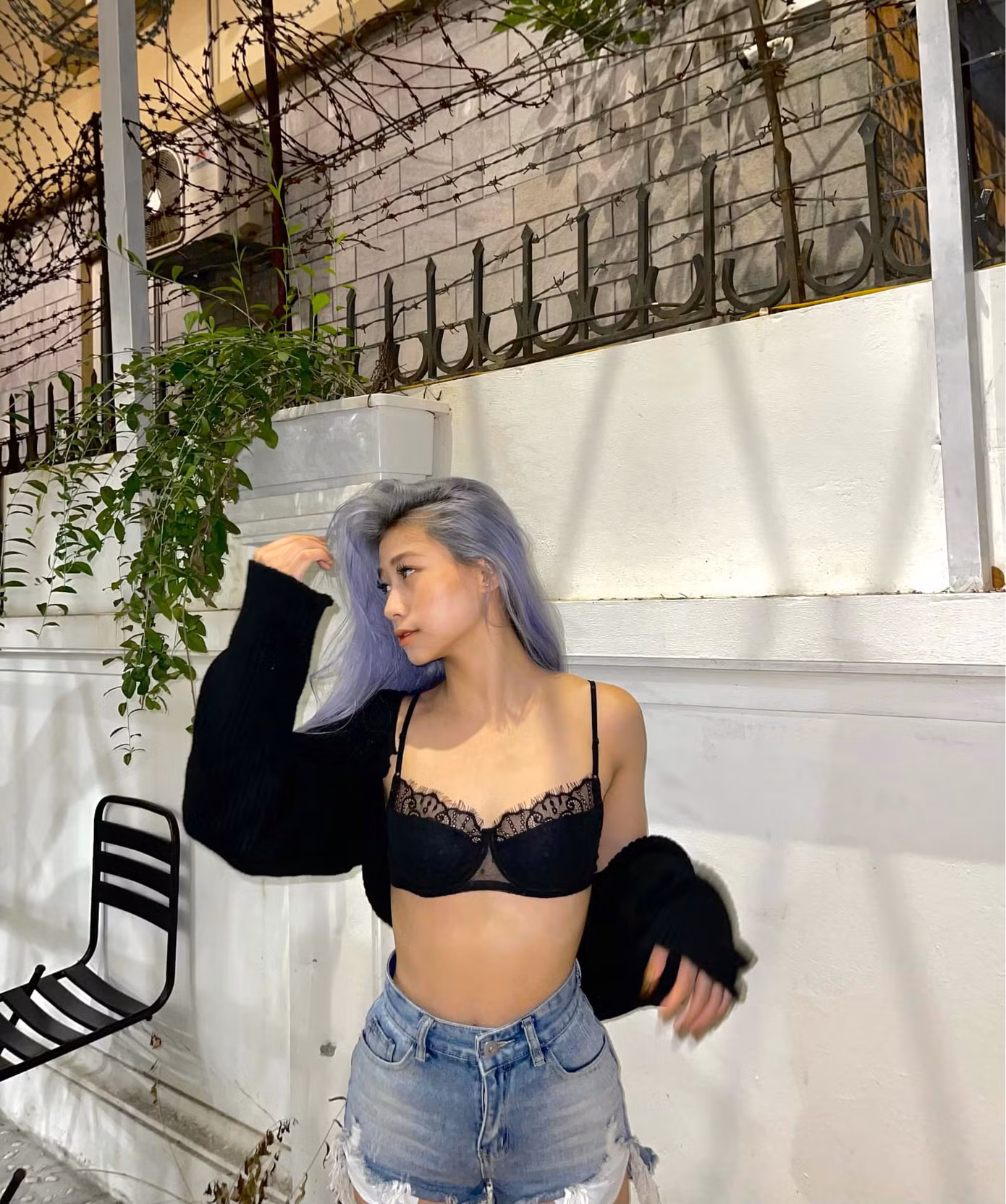 Cô thường chọn trang phục cá tính, cut-out táo bạo kết hợp cùng quần jeans short, áo hai dây, crop top hay đầm ngắn bó sát… phô diễn đường cong cơ thể. Cô thường chọn trang phục cá tính, cut-out táo bạo kết hợp cùng quần jeans short, áo hai dây, crop top hay đầm ngắn bó sát… phô diễn đường cong cơ thể.