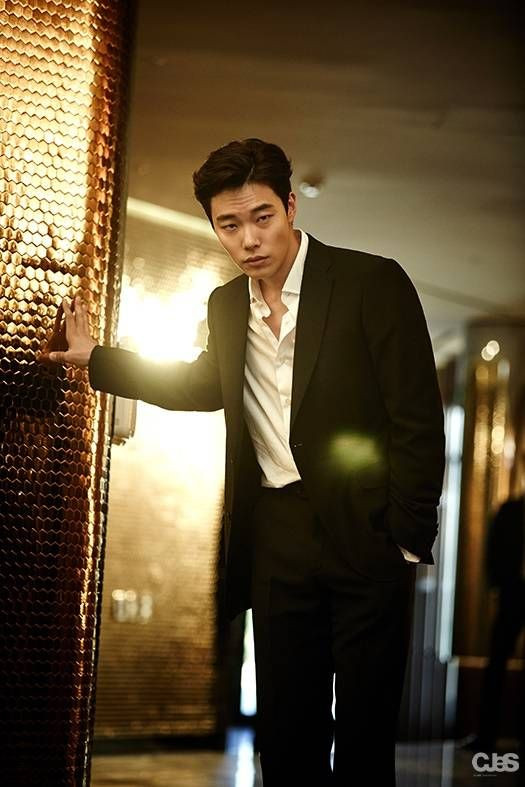 “Tốt nhất anh nên dọn dẹp mớ hỗn độn mà anh đã gây ra”, “Buồn cười thật đấy, không thể tin được anh bắt đầu mối quan hệ mới nhanh đến thế”, “Anh đã lừa dối Hyeri, anh không xứng đáng với cô ấy”, “Hyeri đã lãng phí 7 năm trời”, “Tôi nghĩ anh nên cố gắng kết thúc mọi chuyện trong êm đẹp với bạn gái cũ sau 7 năm. Đừng nên để xảy ra bất kỳ hiểu lầm nào giữa bạn gái hiện tại và người yêu cũ”… khán giả bình luận. “Tốt nhất anh nên dọn dẹp mớ hỗn độn mà anh đã gây ra”, “Buồn cười thật đấy, không thể tin được anh bắt đầu mối quan hệ mới nhanh đến thế”, “Anh đã lừa dối Hyeri, anh không xứng đáng với cô ấy”, “Hyeri đã lãng phí 7 năm trời”, “Tôi nghĩ anh nên cố gắng kết thúc mọi chuyện trong êm đẹp với bạn gái cũ sau 7 năm. Đừng nên để xảy ra bất kỳ hiểu lầm nào giữa bạn gái hiện tại và người yêu cũ”… khán giả bình luận.