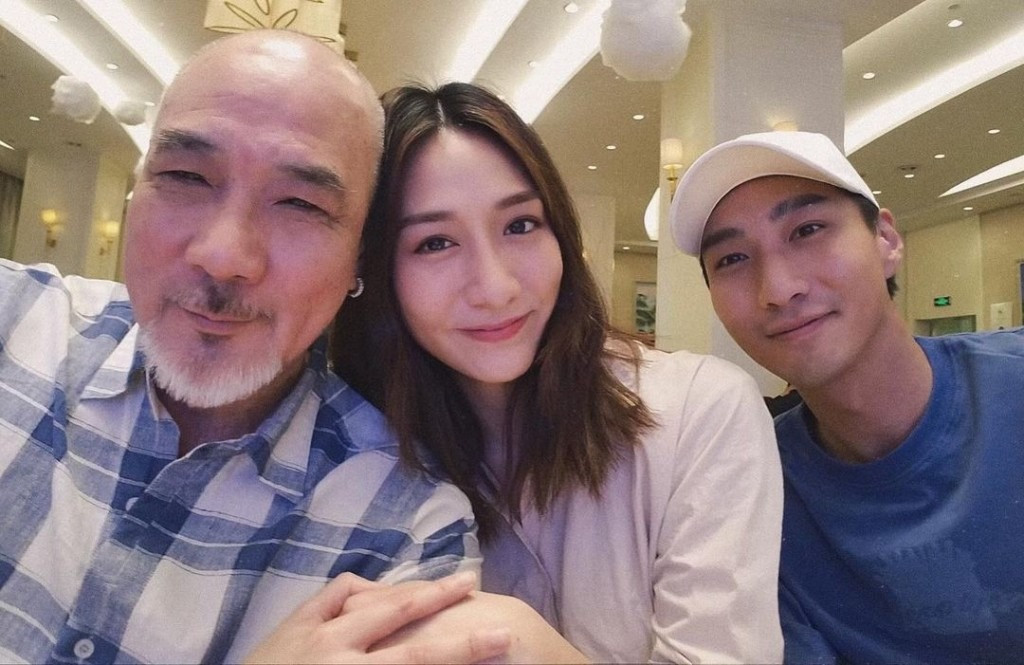 Con gái Từ Dĩnh Khôn và con trai Từ Vỹ Đống bên cạnh Tuyết Lê và Từ Thiếu Cường.