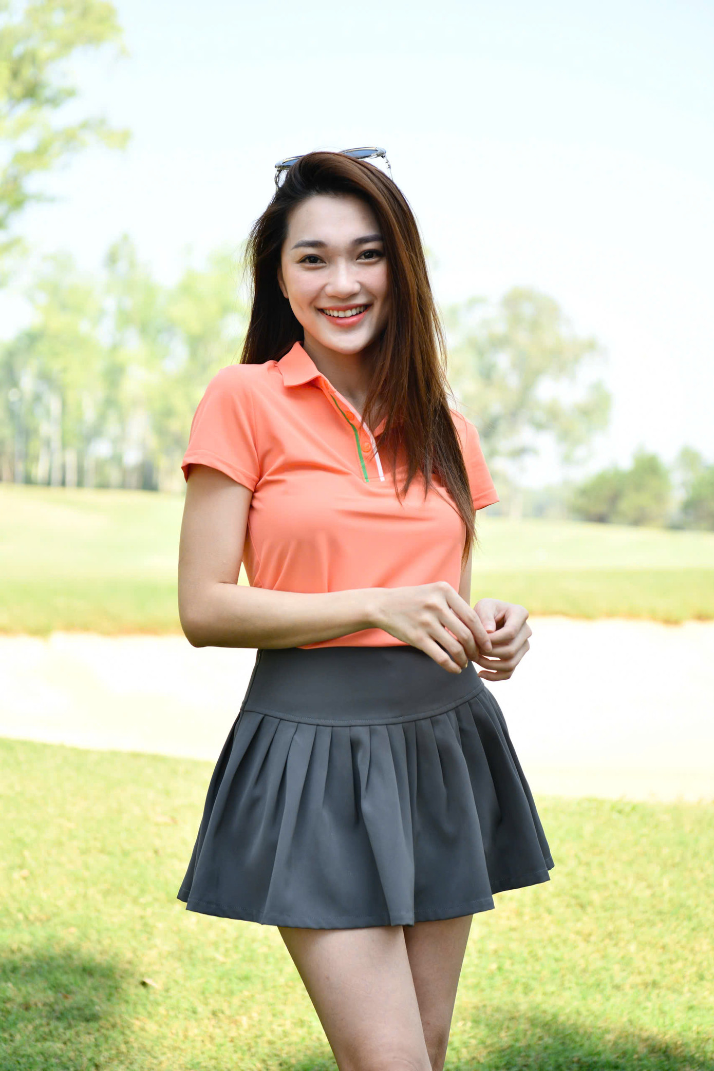 Người đẹp Nguyễn Ngọc Nữ thả dáng trên sân golf.