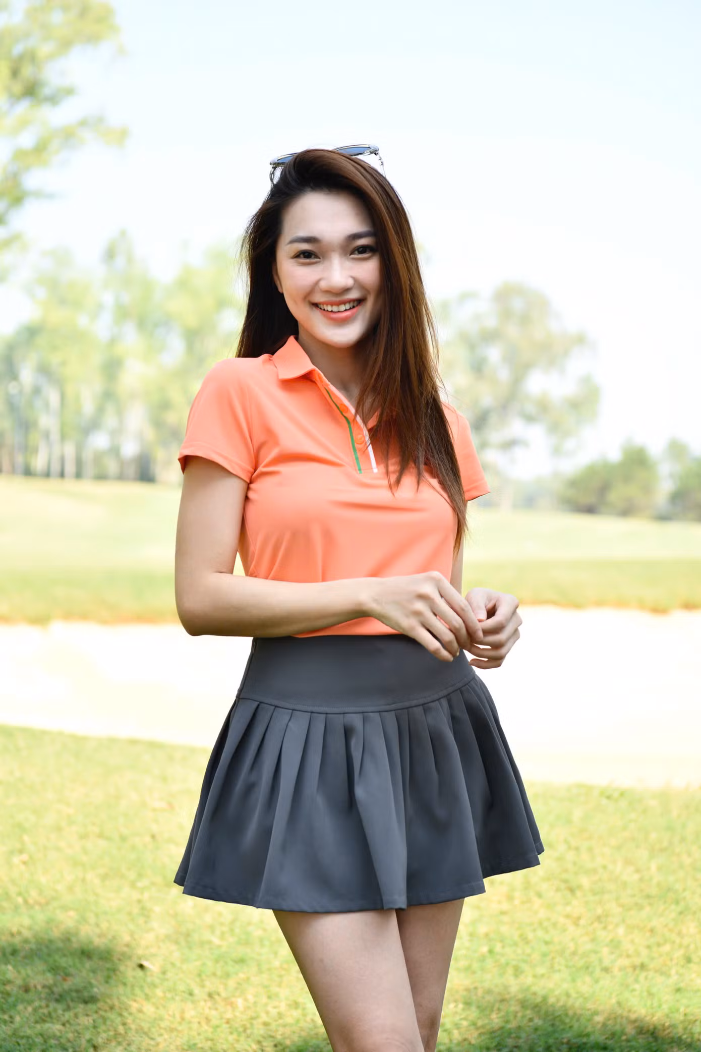 Người đẹp Nguyễn Ngọc Nữ thả dáng trên sân golf.