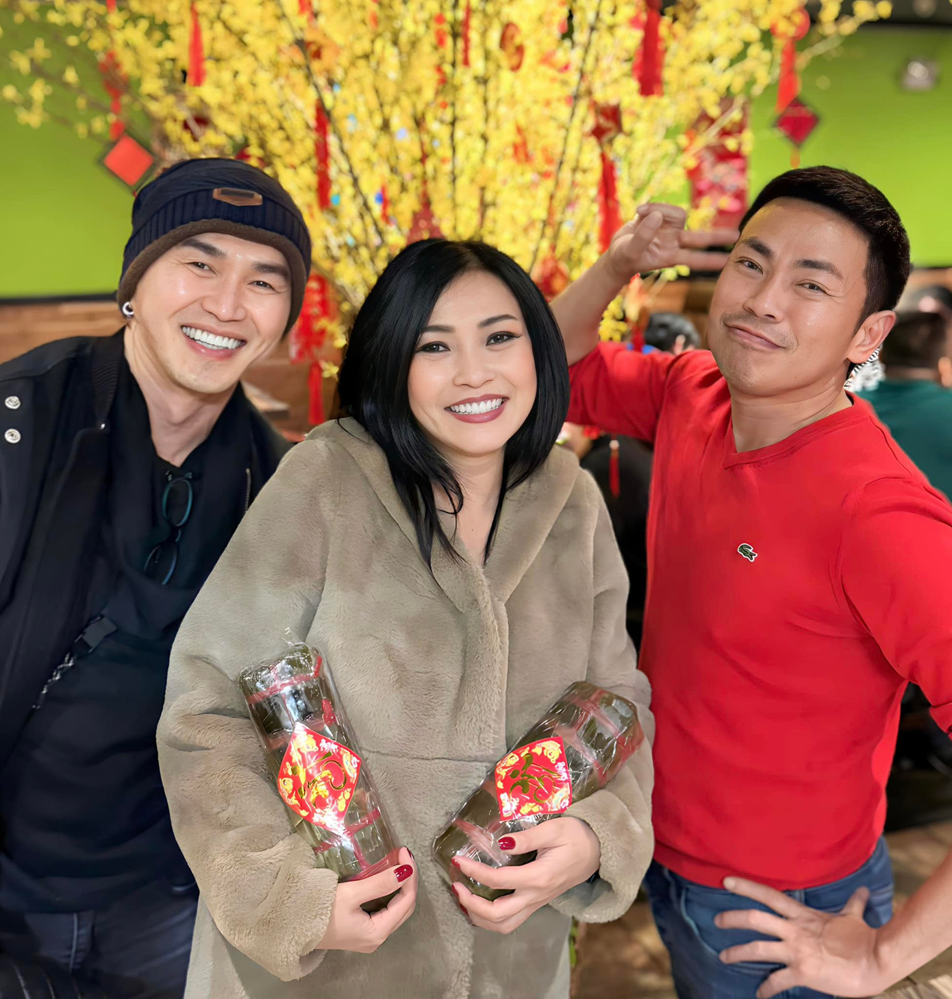 Ca sĩ Phương Thanh (giữa) đón 30 Tết cùng bạn bè và nghệ sĩ hài Hoài Tâm (áo đỏ).