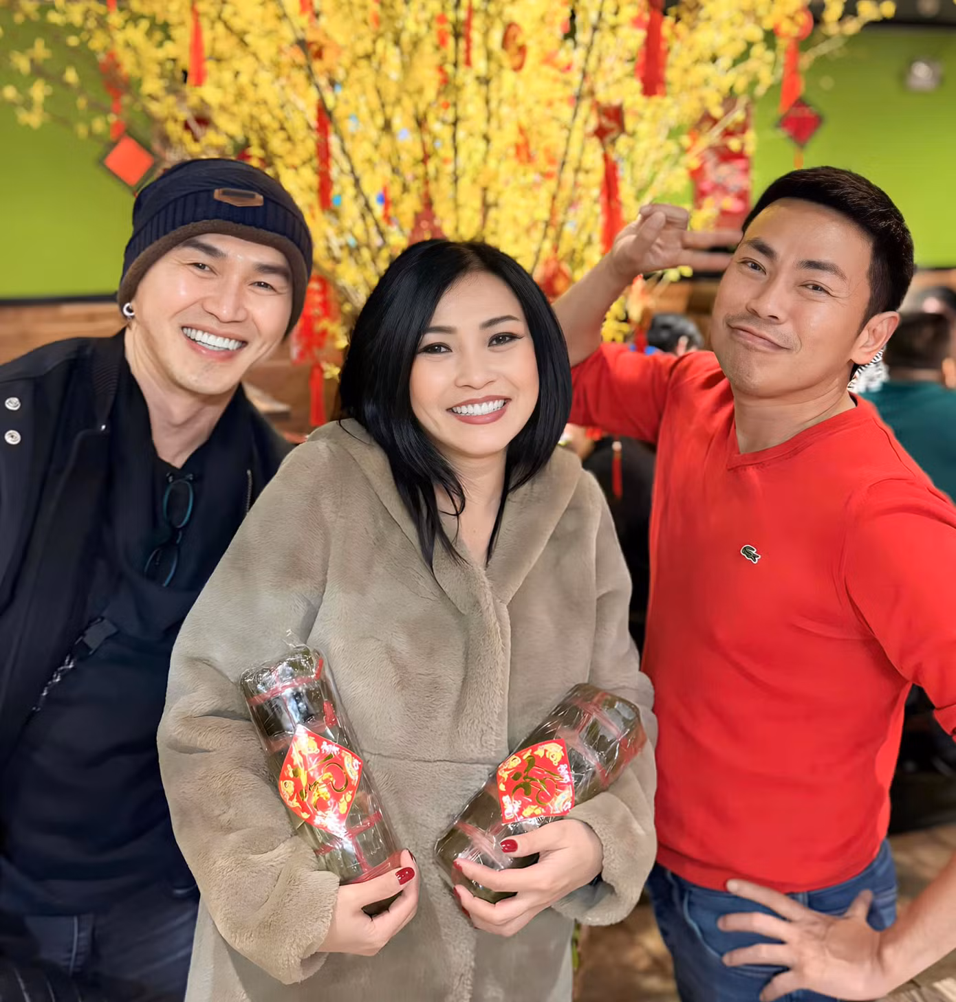 Ca sĩ Phương Thanh (giữa) đón 30 Tết cùng bạn bè và nghệ sĩ hài Hoài Tâm (áo đỏ). Ca sĩ Phương Thanh (giữa) đón 30 Tết cùng bạn bè và nghệ sĩ hài Hoài Tâm (áo đỏ).
