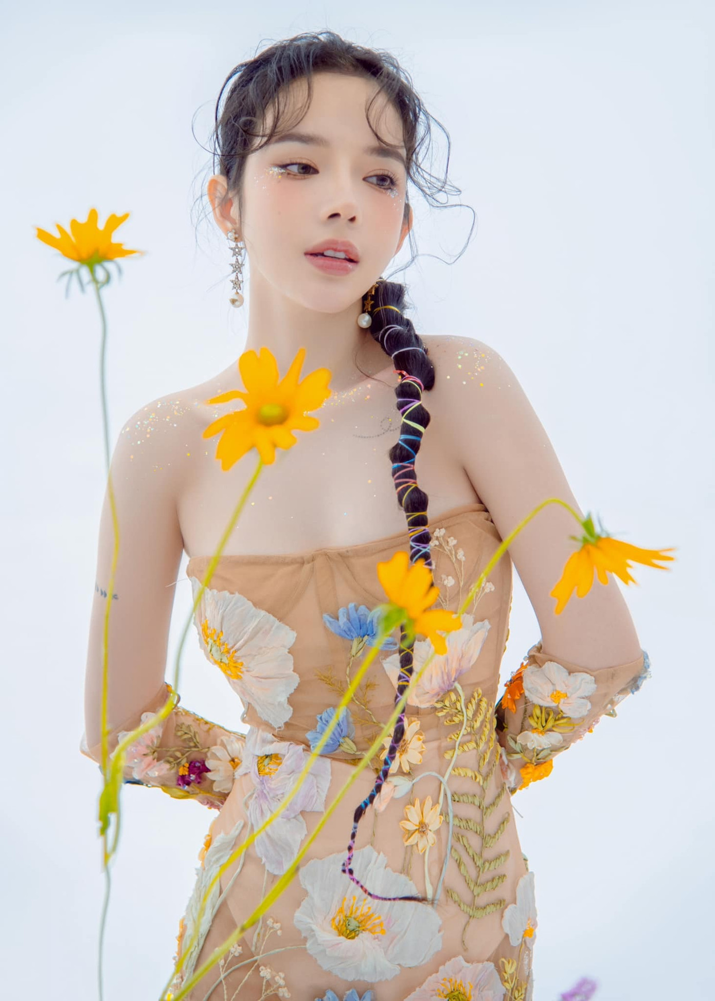 Orange (ngoài cùng bên phải) và Lyly cùng lúc lên tiếng tố công ty của Châu Đăng Khoa ăn chặn, quỵt cát-xê.