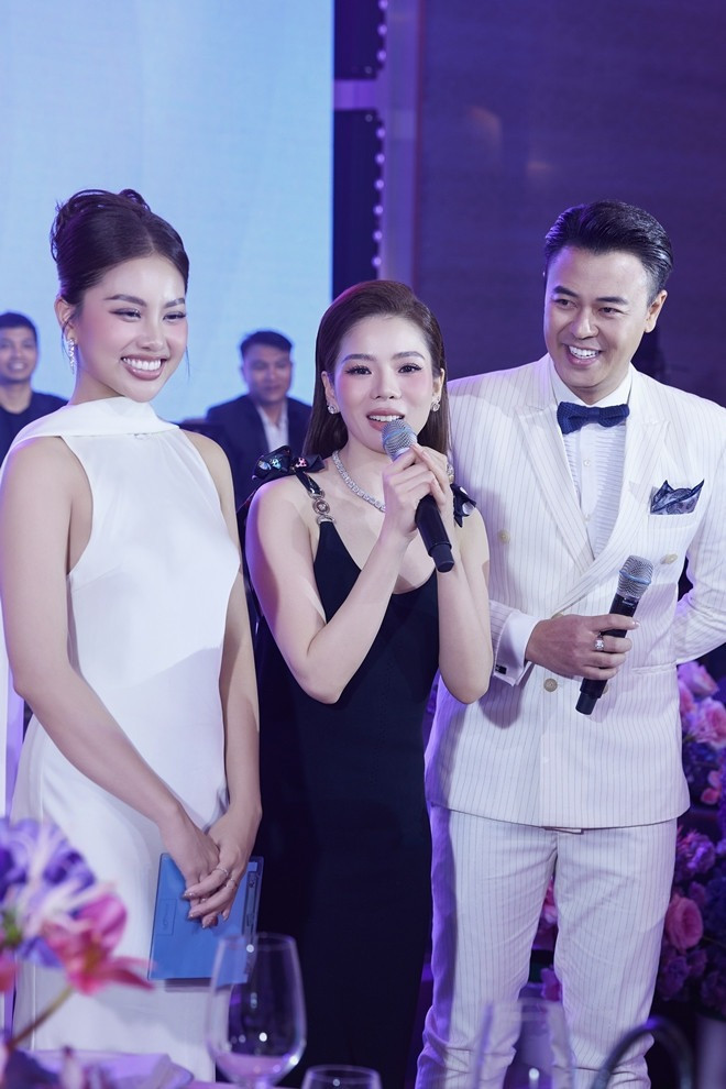 Bằng Kiều, Thu Minh, Hà Nhi... đều góp vui khi trình diễn trong bữa tiệc thân mật. Diễn viên Tuấn Tú được mời làm MC sự kiện. Bằng Kiều, Thu Minh, Hà Nhi... đều góp vui khi trình diễn trong bữa tiệc thân mật. Diễn viên Tuấn Tú được mời làm MC sự kiện.