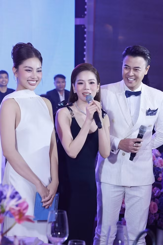 Bằng Kiều, Thu Minh, Hà Nhi... đều góp vui khi trình diễn trong bữa tiệc thân mật. Diễn viên Tuấn Tú được mời làm MC sự kiện.