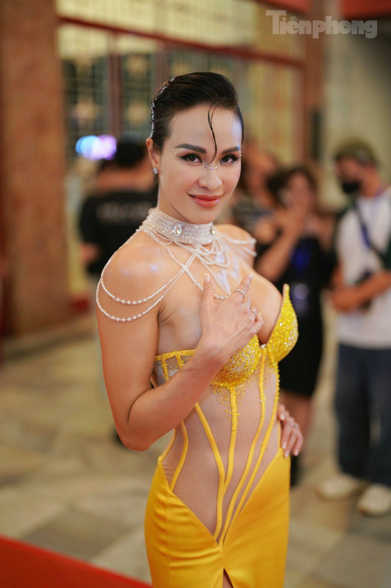 MC - siêu mẫu Phương Mai thu hút mọi ảnh nhìn khi diện thiết kế đầm phom dáng corset ôm sát, với chất lưới xuyên thấu tôn ngực và eo. Ảnh: Phạm Nguyễn.