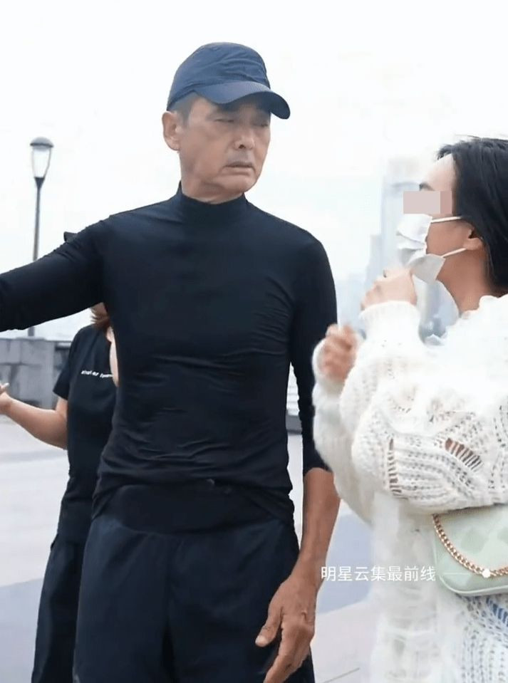 Cô gái đeo khẩu trang đến xin Châu Nhuận Phát chụp ảnh khiến tài tử vướng tranh cãi. Cô gái đeo khẩu trang đến xin Châu Nhuận Phát chụp ảnh khiến tài tử vướng tranh cãi.