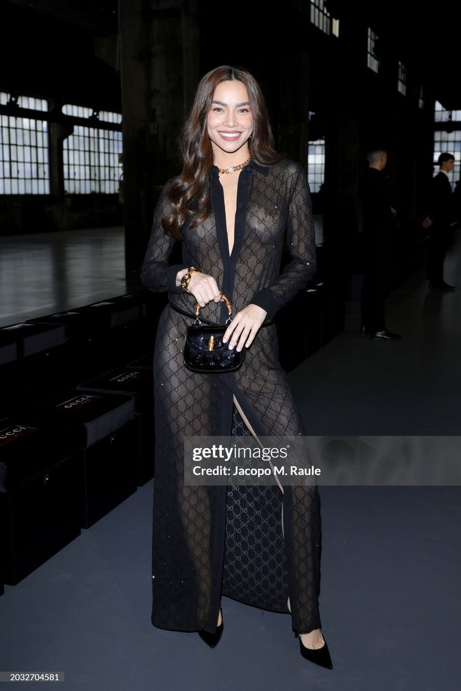 Với tư cách Friend Of House (Bạn thân thương hiệu), giọng ca Cô đơn trên Sofa diện thiết kế xuyên thấu thuộc bộ sưu tập Pre Fall Winter (Tiền Thu Đông 2024) kết hợp với trang sức của Gucci. Ảnh: Getty. Với tư cách Friend Of House (Bạn thân thương hiệu), giọng ca Cô đơn trên Sofa diện thiết kế xuyên thấu thuộc bộ sưu tập Pre Fall Winter (Tiền Thu Đông 2024) kết hợp với trang sức của Gucci. Ảnh: Getty.