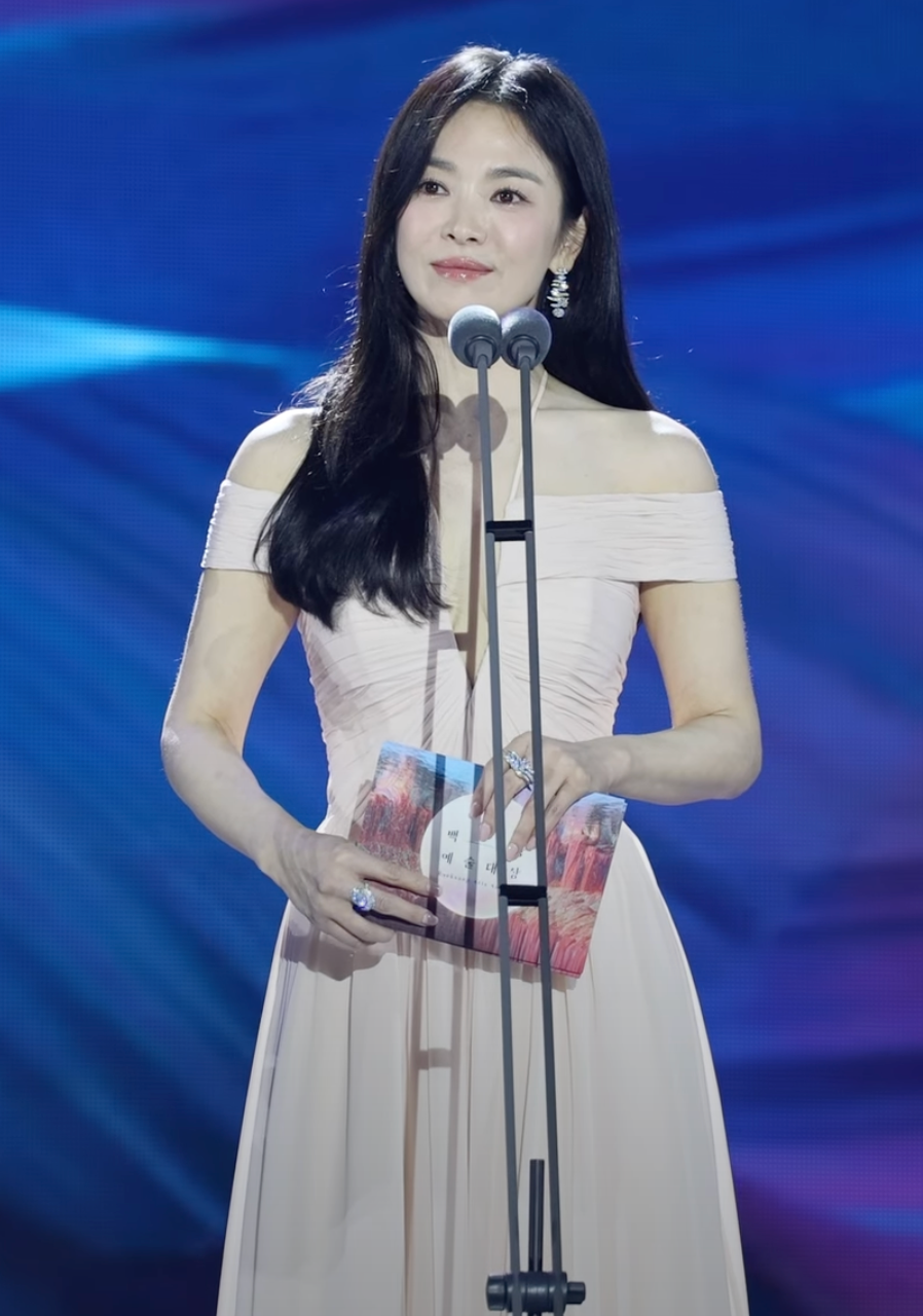 Song Hye Kyo dưới ống kính của fan. Hình ảnh nữ diễn viên tại Baeksang nhận được phản ứng tích cực trên X (Twitter cũ).