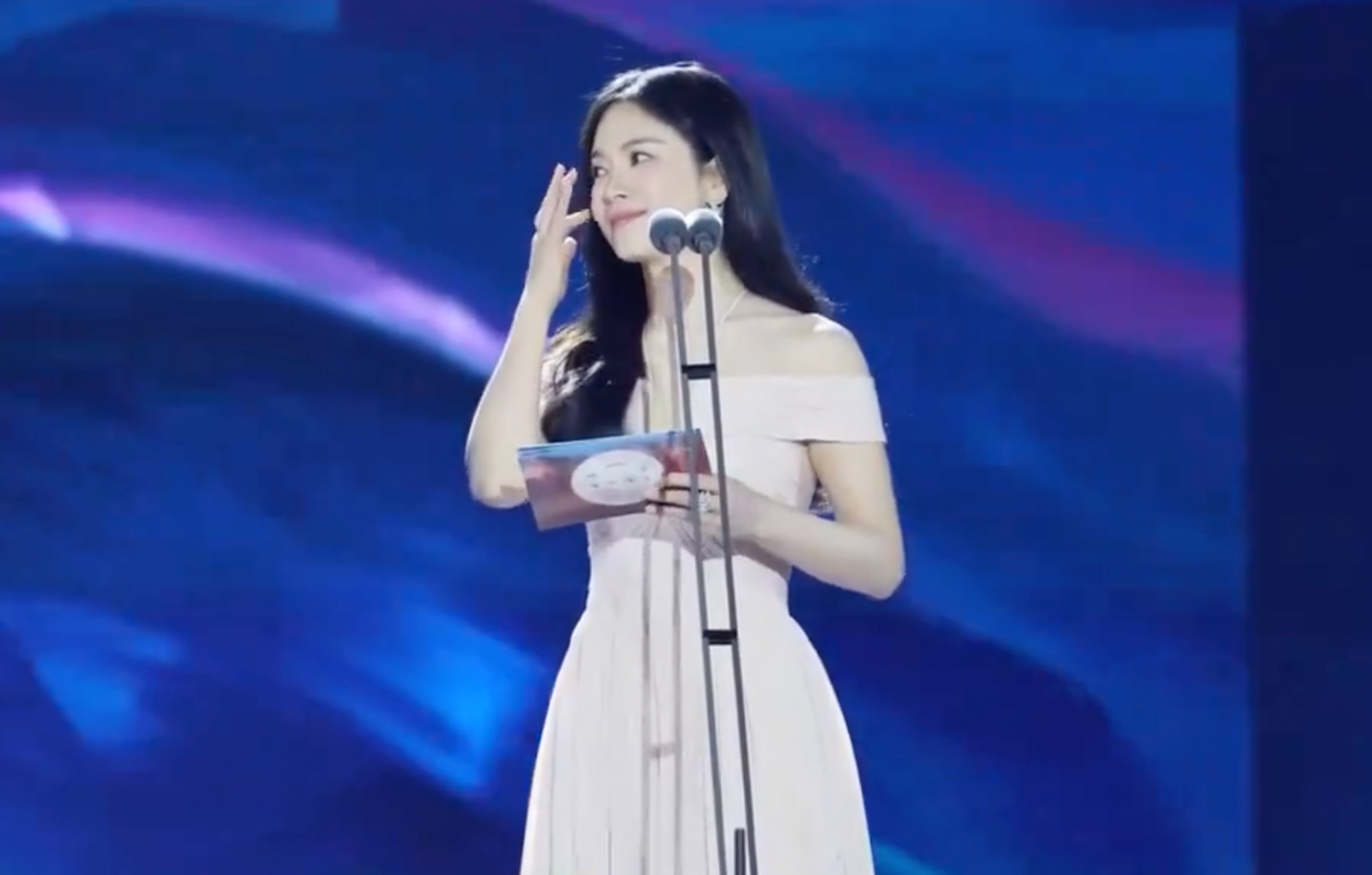 Mỹ nhân Trái tim mùa thu chỉ xuất hiện ít phút suốt quá trình lễ trao giải diễn ra, nhưng cô gây sốt trên mạng xã hội Weibo với hàng chục nghìn bài thảo luận, nhiều chủ đề hotsearch, trong đó liên quan đến chồng cũ Song Joong Ki. Tuy vậy, Song Joong Ki chỉ ngồi dưới khán đài, nhận đề cử rút gọn hạng mục Nam phụ xuất sắc nhất.