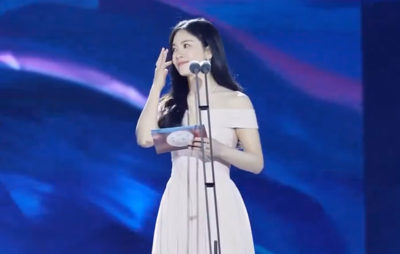 Mỹ nhân Trái tim mùa thu chỉ xuất hiện ít phút suốt quá trình lễ trao giải diễn ra, nhưng cô gây sốt trên mạng xã hội Weibo với hàng chục nghìn bài thảo luận, nhiều chủ đề hotsearch, trong đó liên quan đến chồng cũ Song Joong Ki. Tuy vậy, Song Joong Ki chỉ ngồi dưới khán đài, nhận đề cử rút gọn hạng mục Nam phụ xuất sắc nhất.