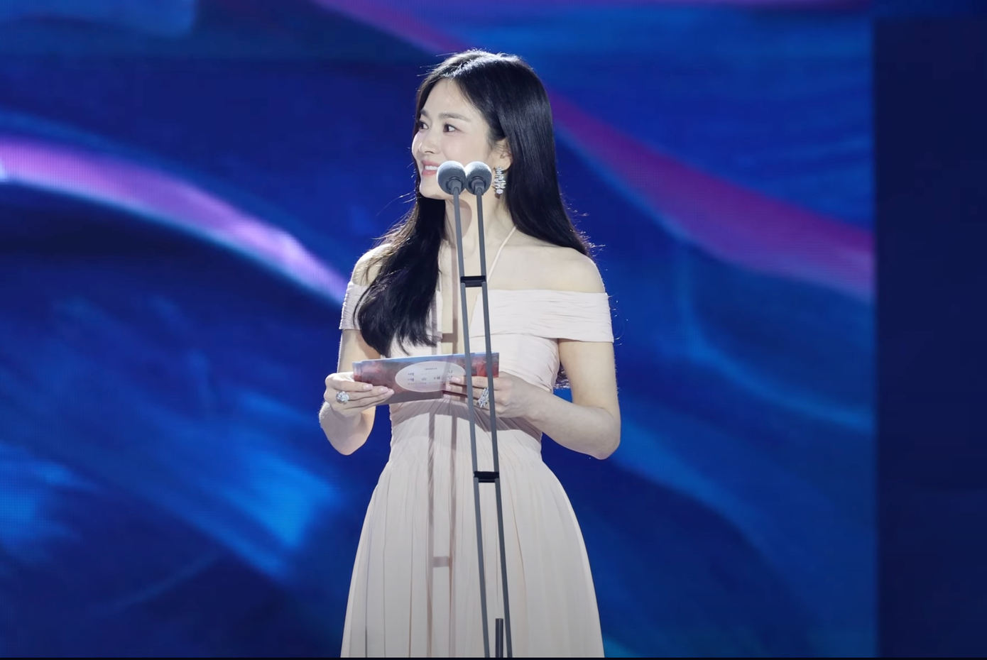 Mỹ nhân Trái tim mùa thu chỉ xuất hiện ít phút suốt quá trình lễ trao giải diễn ra, nhưng cô gây sốt trên mạng xã hội Weibo với hàng chục nghìn bài thảo luận, nhiều chủ đề hotsearch, trong đó liên quan đến chồng cũ Song Joong Ki. Tuy vậy, Song Joong Ki chỉ ngồi dưới khán đài, nhận đề cử rút gọn hạng mục Nam phụ xuất sắc nhất.