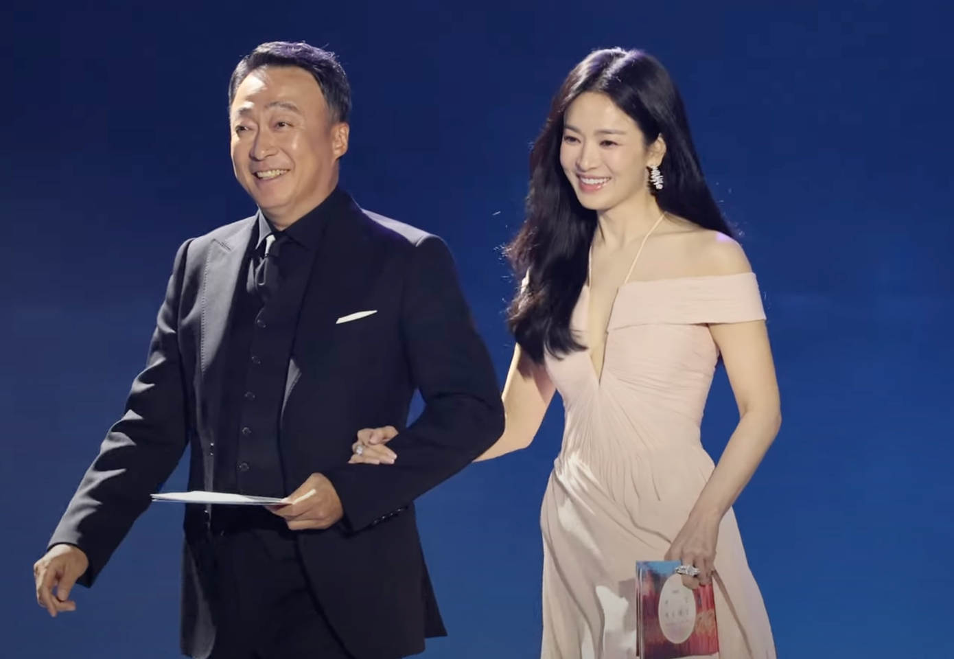 Song Hye Kyo xuất hiện tại lễ trao giải Baeksang 2024 tối 7/5 với tư cách người trao giải. Cô không đi thảm đỏ, chỉ lên sân khấu khi công bố và trao cúp cho giải thưởng Nam và Nữ diễn viên xuất sắc mảng phim truyền hình. Năm ngoái, người đẹp thắng hạng mục Nữ diễn viên xuất sắc nhờ vai chính trong The Glory (Vinh quang trong thù hận).