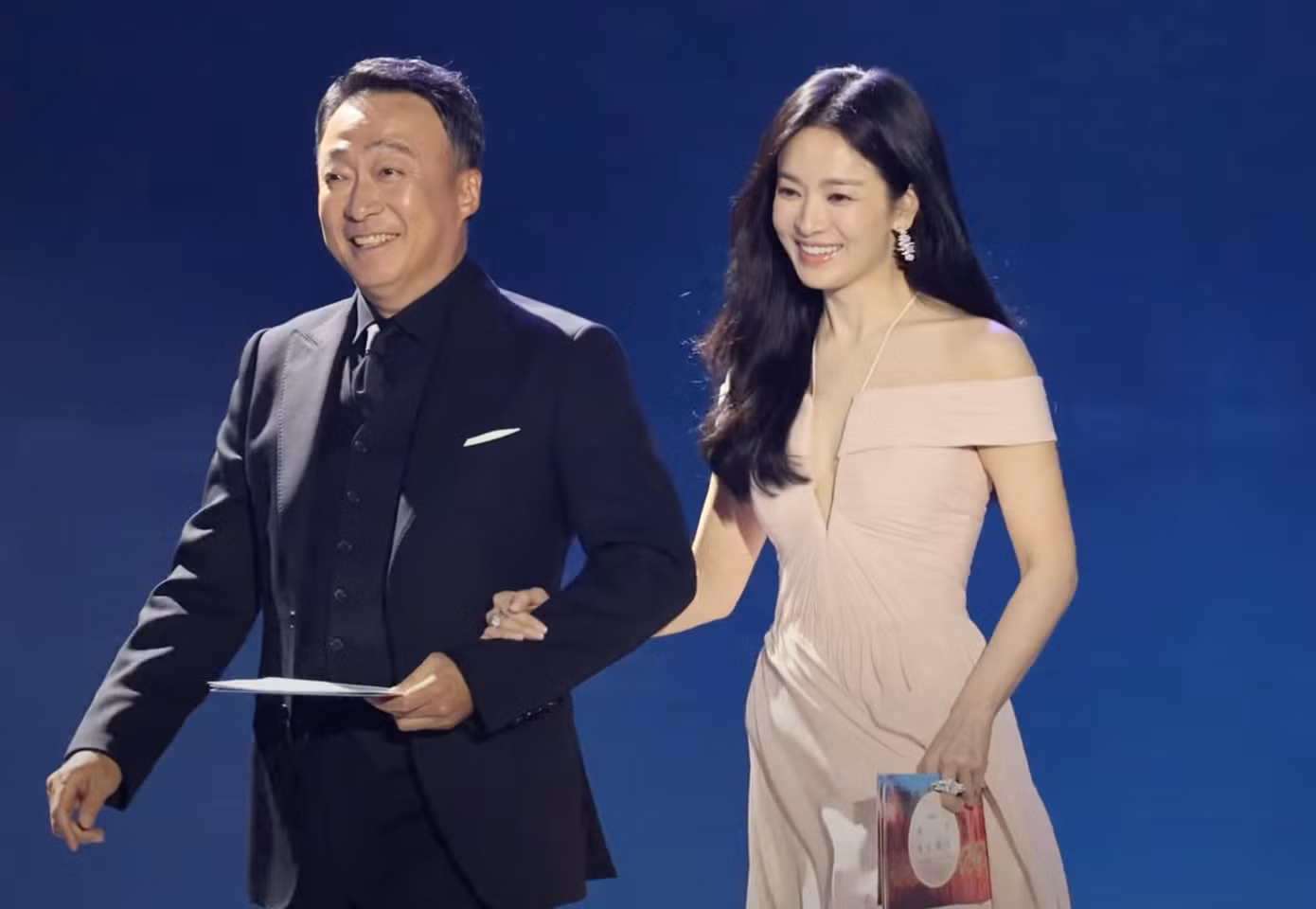 Song Hye Kyo xuất hiện tại lễ trao giải Baeksang 2024 tối 7/5 với tư cách người trao giải. Cô không đi thảm đỏ, chỉ lên sân khấu khi công bố và trao cúp cho giải thưởng Nam và Nữ diễn viên xuất sắc mảng phim truyền hình. Năm ngoái, người đẹp thắng hạng mục Nữ diễn viên xuất sắc nhờ vai chính trong The Glory (Vinh quang trong thù hận).