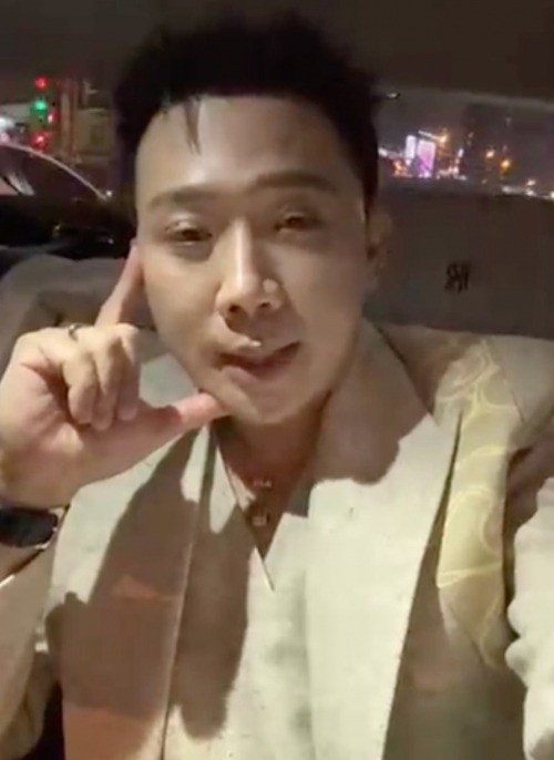 Do tắc đường, Trấn Thành bỏ lại ô tô, di chuyển bằng xe ôm đến concert Anh trai say hi. Do tắc đường, Trấn Thành bỏ lại ô tô, di chuyển bằng xe ôm đến concert Anh trai say hi.