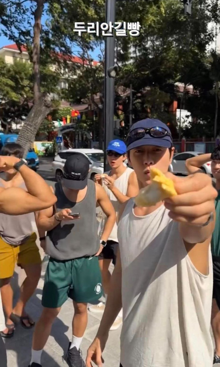 Tài tử thưởng thức sầu riêng Việt Nam. Tài tử thưởng thức sầu riêng Việt Nam.