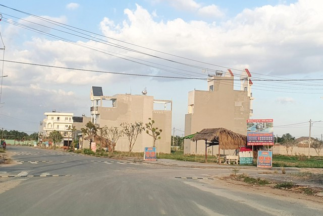 Theo các chuyên gia, pháp lý của các lô đất nền cần được chú trọng vì khi mua. Theo các chuyên gia, pháp lý của các lô đất nền cần được chú trọng vì khi mua.