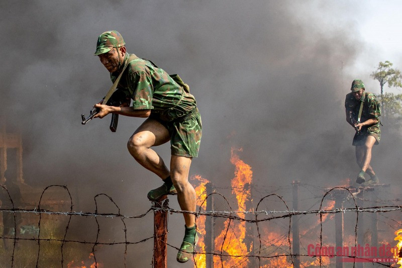 Những ngày đầu tháng 12/2023, các chiến sĩ đặc công thuộc Lữ đoàn Đặc công bộ 113 (Binh chủng Đặc công) vẫn miệt mài tập luyện trên thao trường để hoàn thành giáo án huấn luyện. Được thành lập vào năm 1972, đơn vị đã tham gia chiến đấu thống nhất đất nước, bảo vệ biên giới cũng như làm nhiệm vụ quốc tế tại nước bạn. Đơn vị 3 lần được phong danh hiệu Anh hùng lực lượng vũ trang nhân dân . Những ngày đầu tháng 12/2023, các chiến sĩ đặc công thuộc Lữ đoàn Đặc công bộ 113 (Binh chủng Đặc công) vẫn miệt mài tập luyện trên thao trường để hoàn thành giáo án huấn luyện. Được thành lập vào năm 1972, đơn vị đã tham gia chiến đấu thống nhất đất nước, bảo vệ biên giới cũng như làm nhiệm vụ quốc tế tại nước bạn. Đơn vị 3 lần được phong danh hiệu Anh hùng lực lượng vũ trang nhân dân .