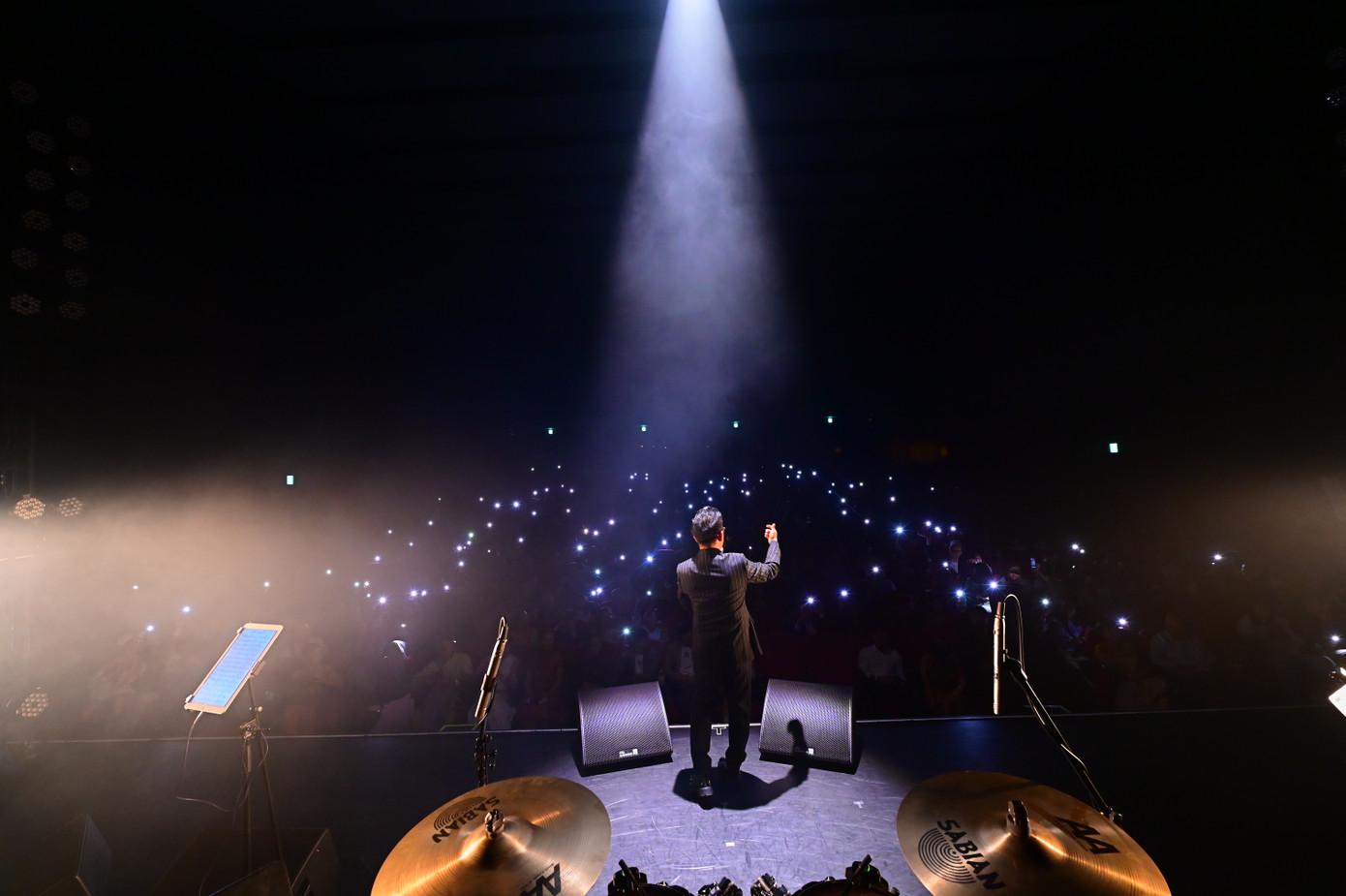 Đêm nhạc của giọng ca Nơi tình yêu bắt đầu có giá vé cao hơn gấp 2-3 lần so với show trước đó của Văn Mai Hương. Bằng Kiều hướng đến phân khúc khán giả trung niên.