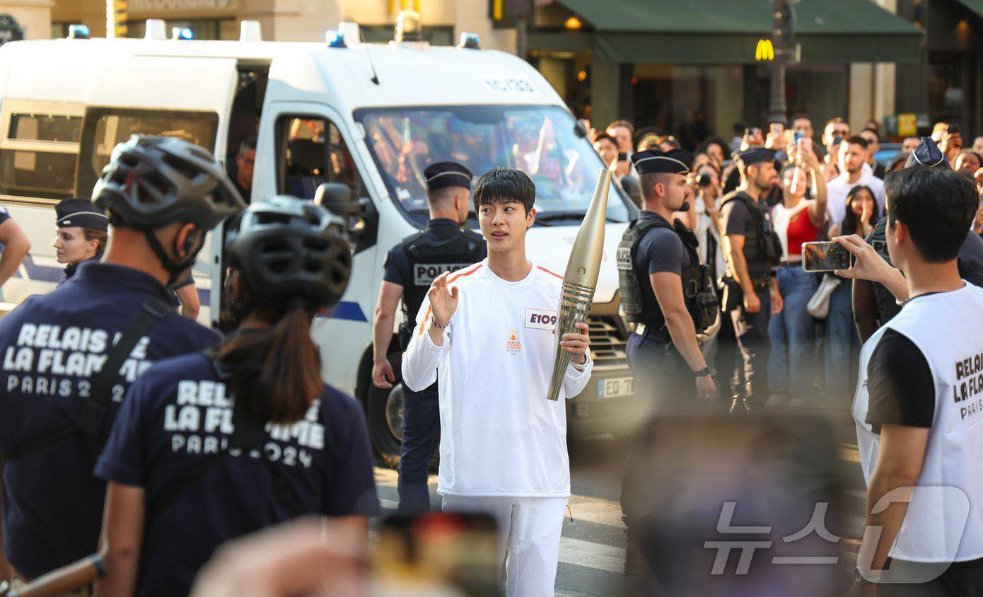 Anh cả BTS đại diện Hàn Quốc rước đuốc tại Thế vận hội Paris 2024. Ảnh: Twitter. Anh cả BTS đại diện Hàn Quốc rước đuốc tại Thế vận hội Paris 2024. Ảnh: Twitter.