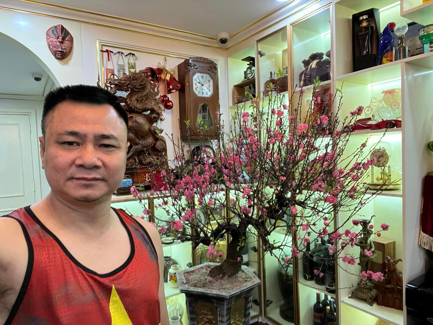 Trên trang cá nhân, NSND Tự Long cập nhập tình hình đón Tết, anh khoe nhiều góc ngập tràn không khí xuân trong nhà. Theo hình ảnh được chính chủ chia sẻ, đủ loại hoa như đào, phong lan, hoa hải đường... được nghệ sĩ ưa chuộng, trưng bày.