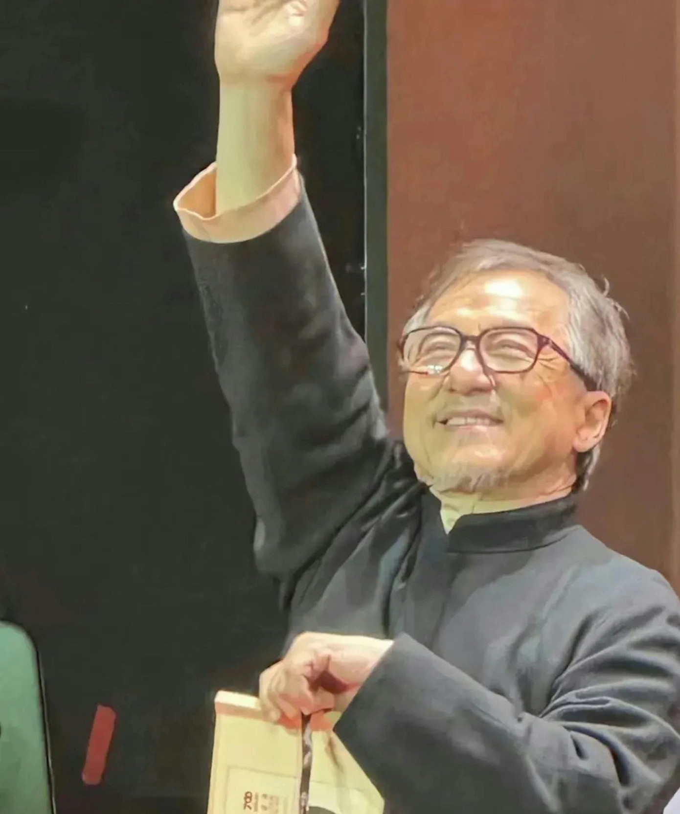 Hồng Kim Bảo bênh vực Thành Long (áo đen) khi bị chê ngoại hình già nua. Ảnh: HK01.