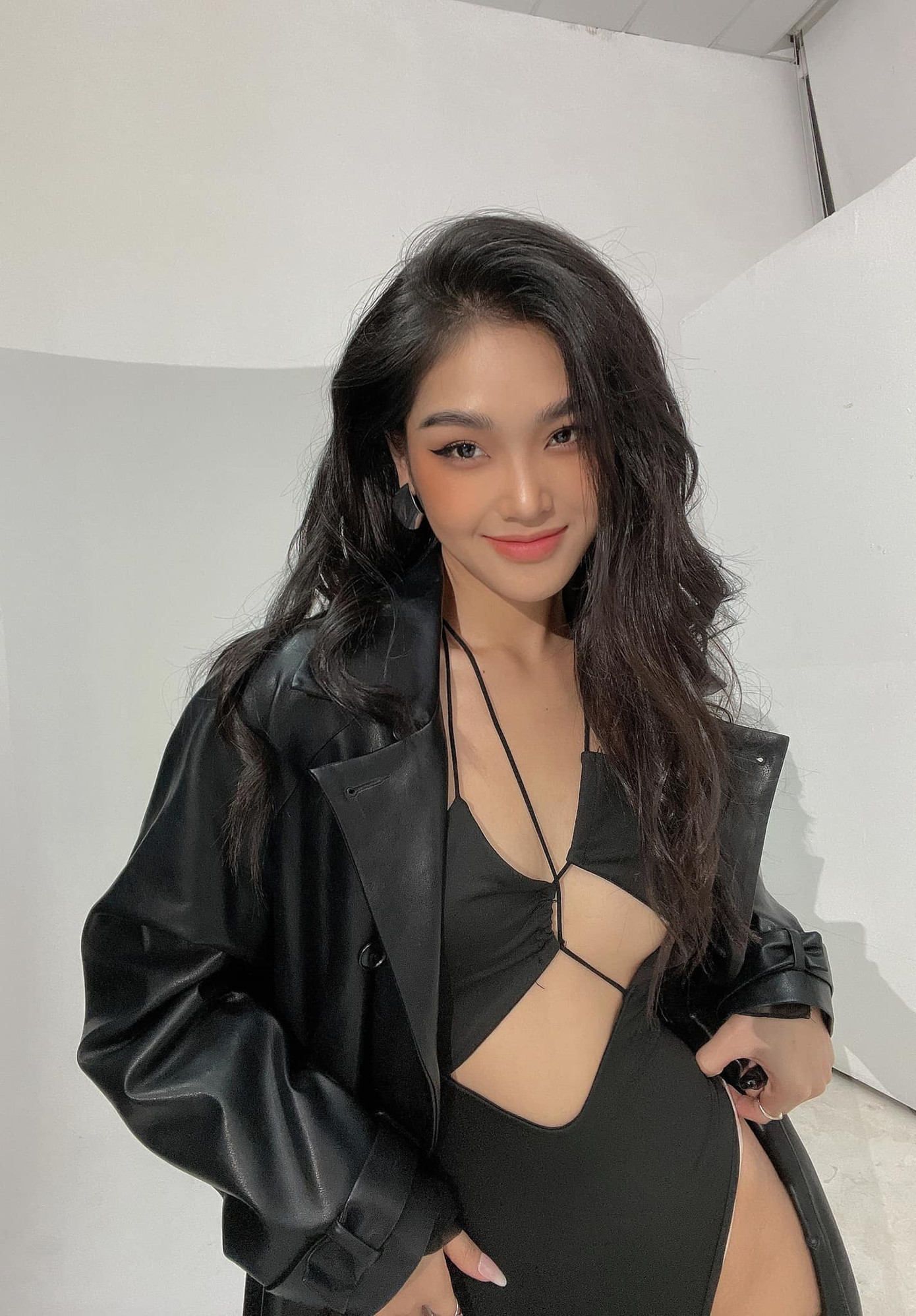 Những bộ trang phục mang tông tối màu là lựa chọn thường thấy cho set đồ của nữ diễn viên Chúng ta của 8 năm sau. Những bộ trang phục mang tông tối màu là lựa chọn thường thấy cho set đồ của nữ diễn viên Chúng ta của 8 năm sau.