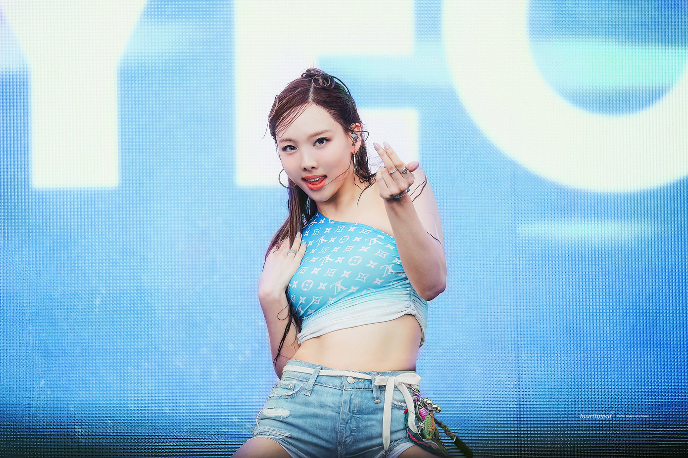 Nayeon (Twice) trở lại với sản phẩm solo mới. Nữ thần tượng sinh năm 1995 được khen vóc dáng khỏe khoắn nhưng không kém phần gợi cảm. Trang phục diễn của Nayeon có đồ bảo hộ kỹ càng. Nayeon (Twice) trở lại với sản phẩm solo mới. Nữ thần tượng sinh năm 1995 được khen vóc dáng khỏe khoắn nhưng không kém phần gợi cảm. Trang phục diễn của Nayeon có đồ bảo hộ kỹ càng.